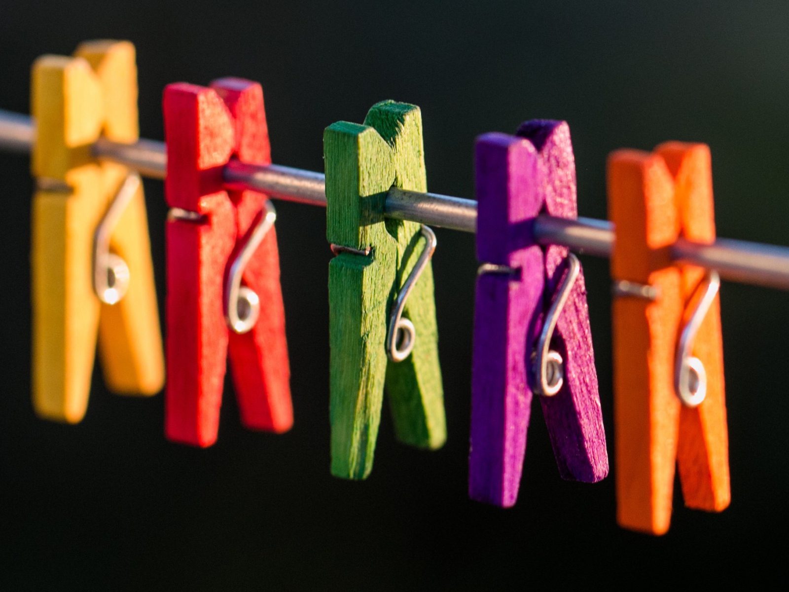 Разноцветные прищепки на проводе