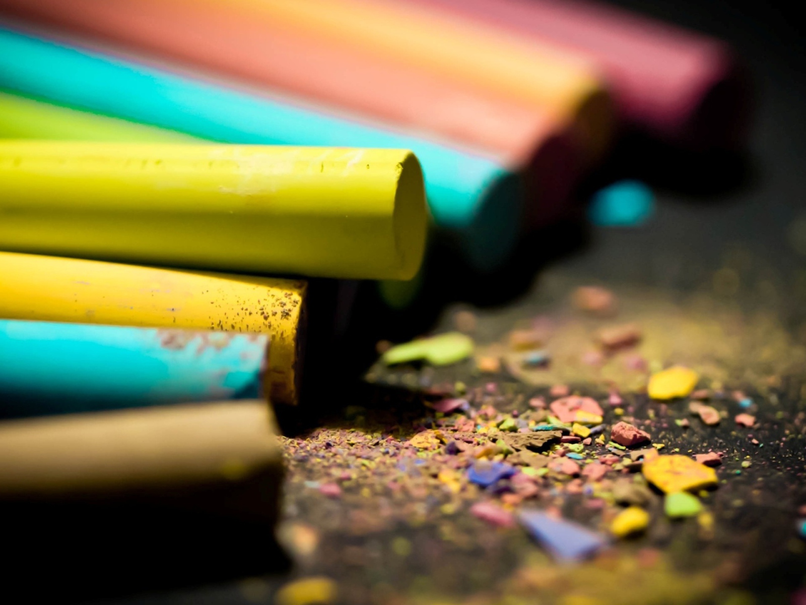 Крошка из разноцветных мелков