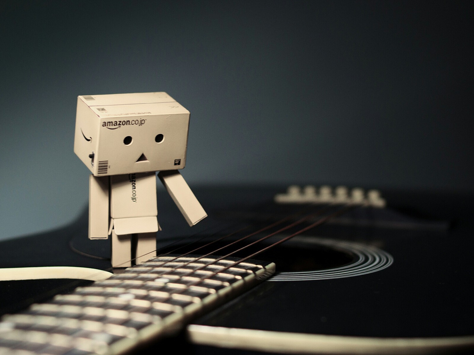 Дандо на черной гитаре