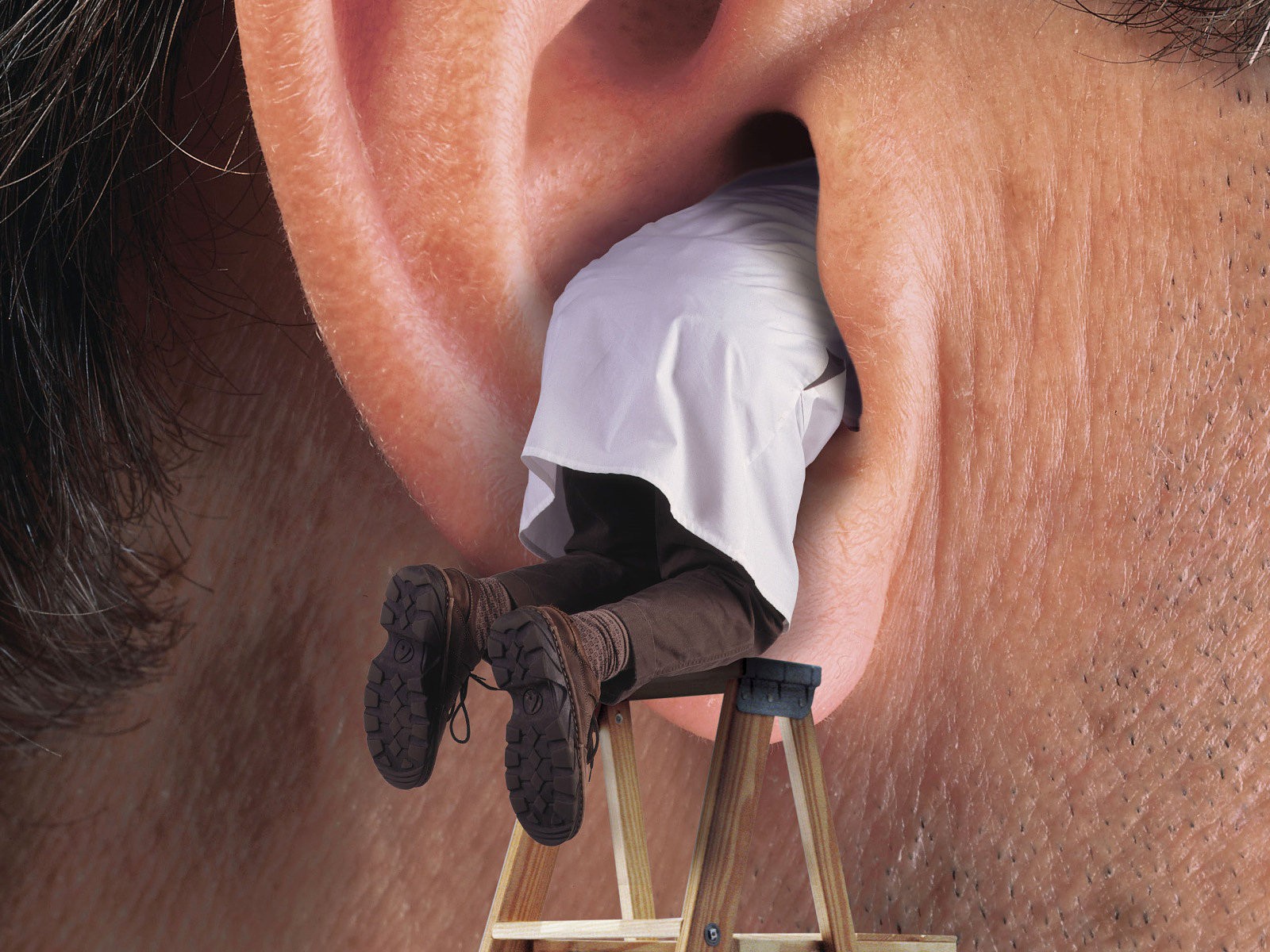 Доктор в ухе пациента