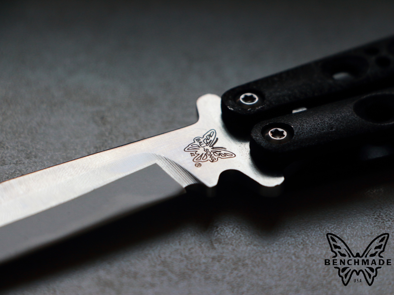 Гравировка бабочка на ноже