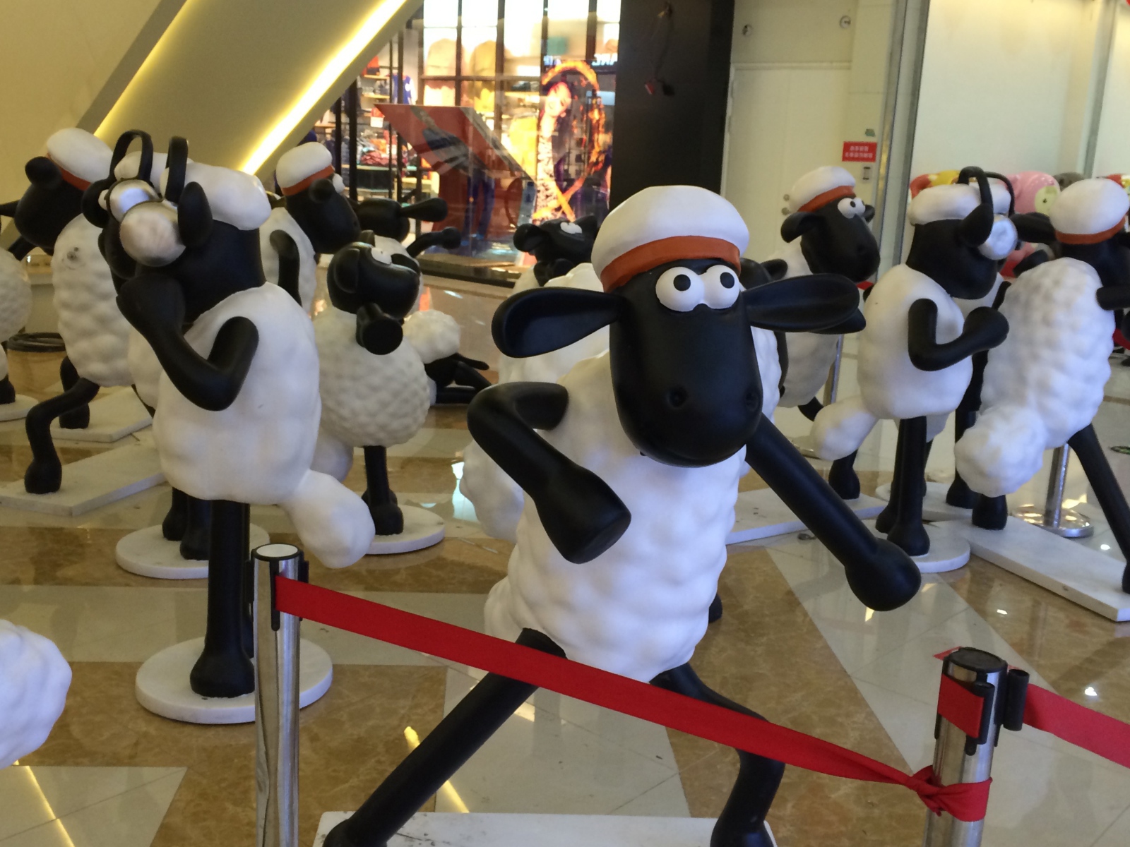 Фигурки овец в холле