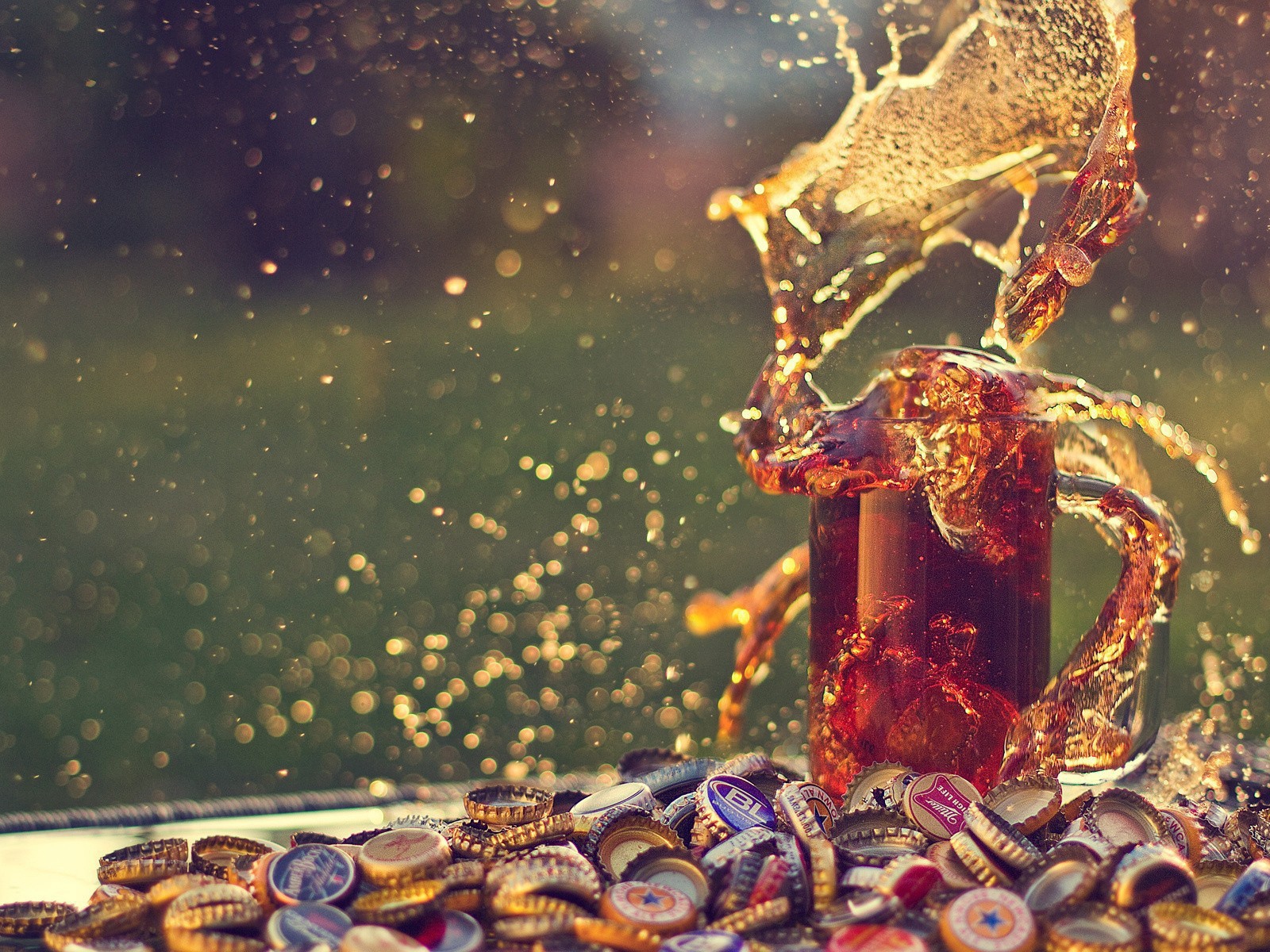 Бокал пива среди горы крышек от пивных бутылок