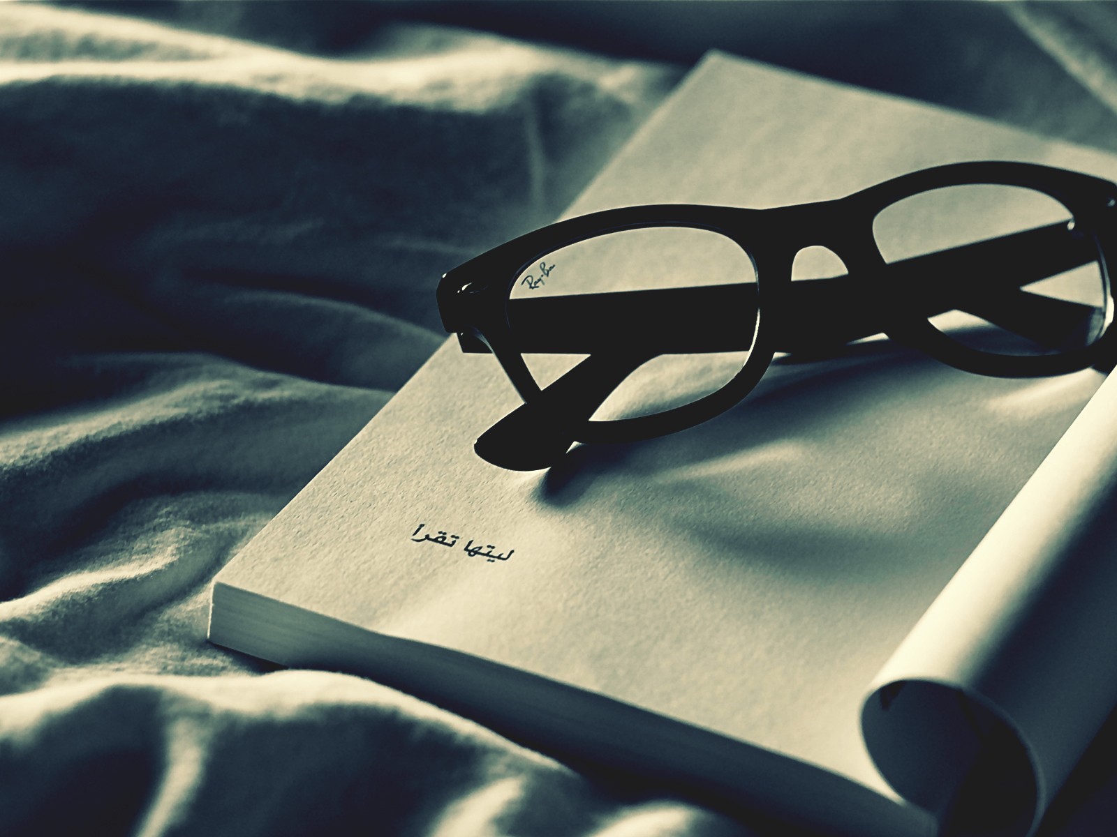 Очки на арабской книге