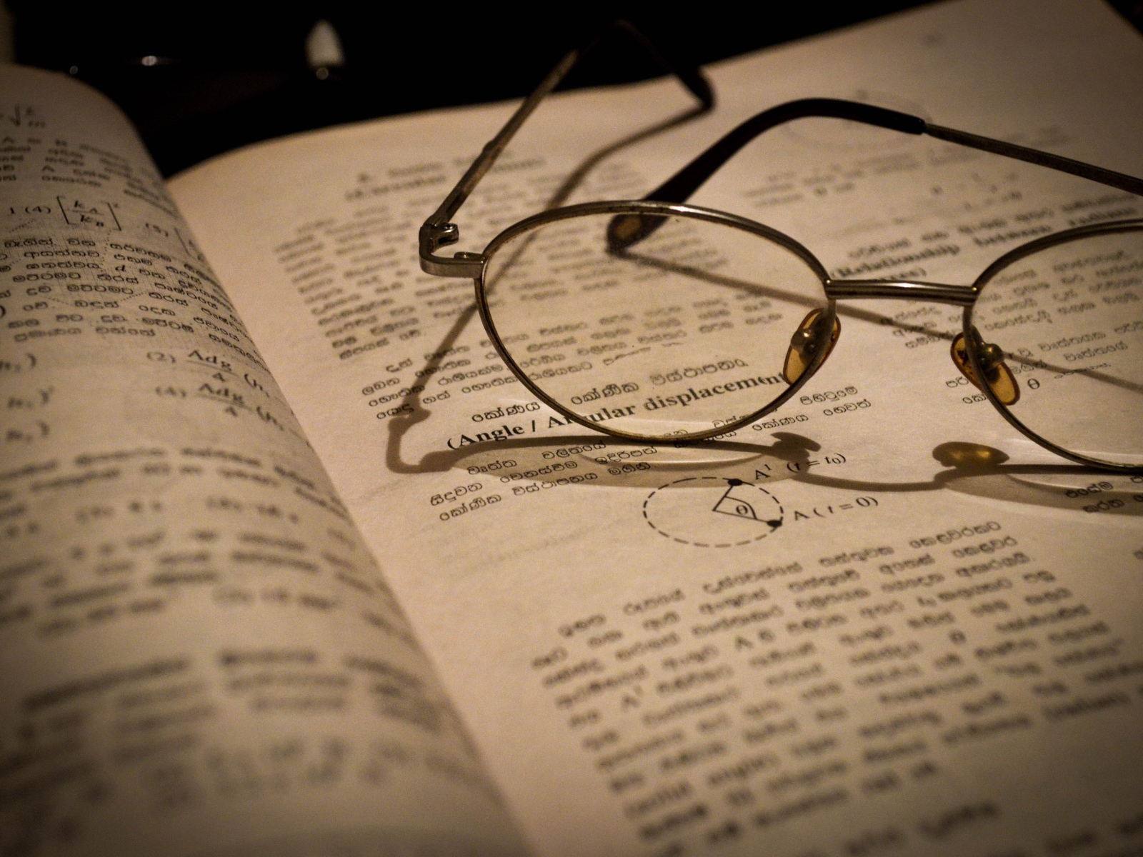 Очки на учебнике