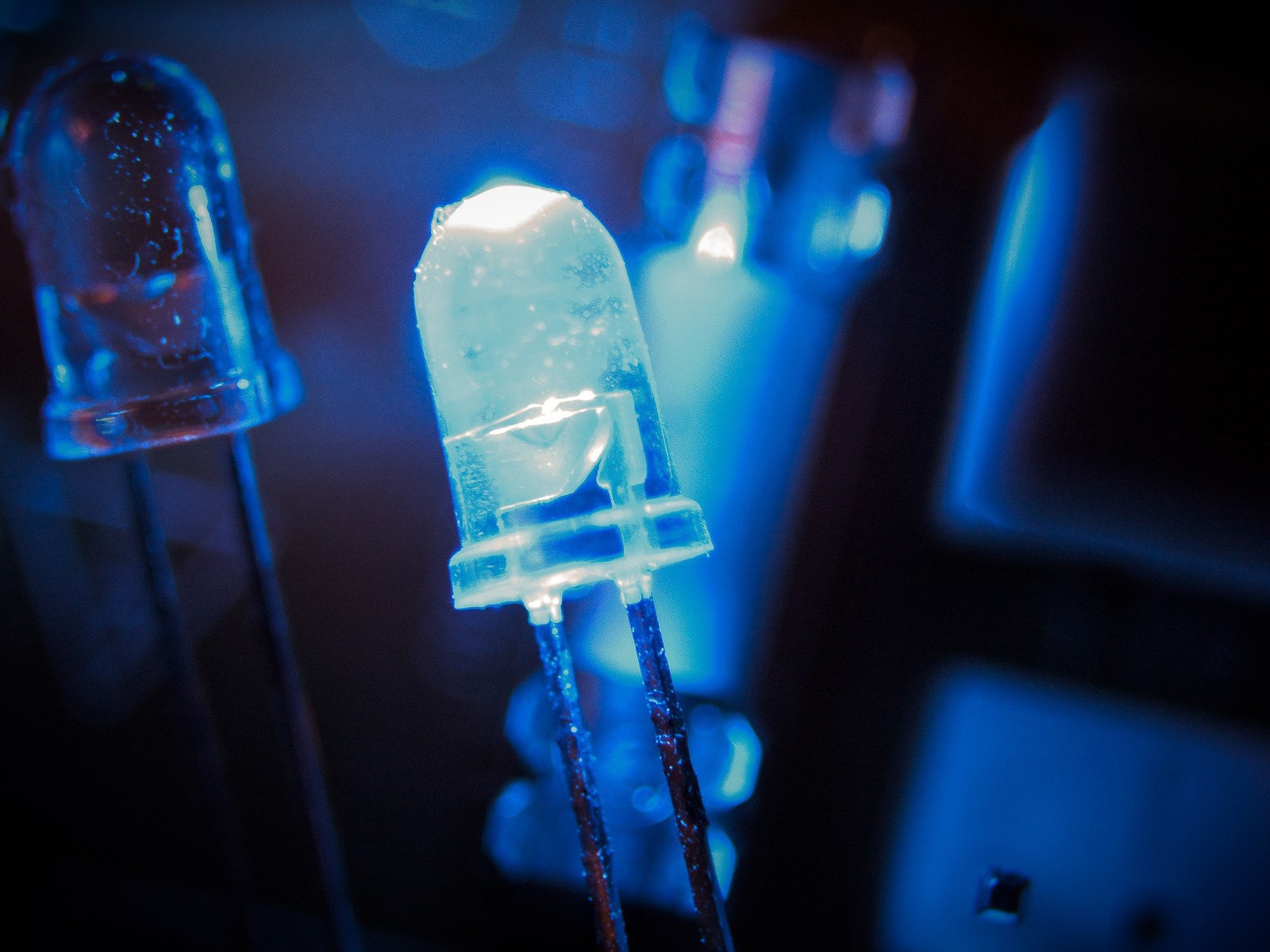 Светящийся голубой диод