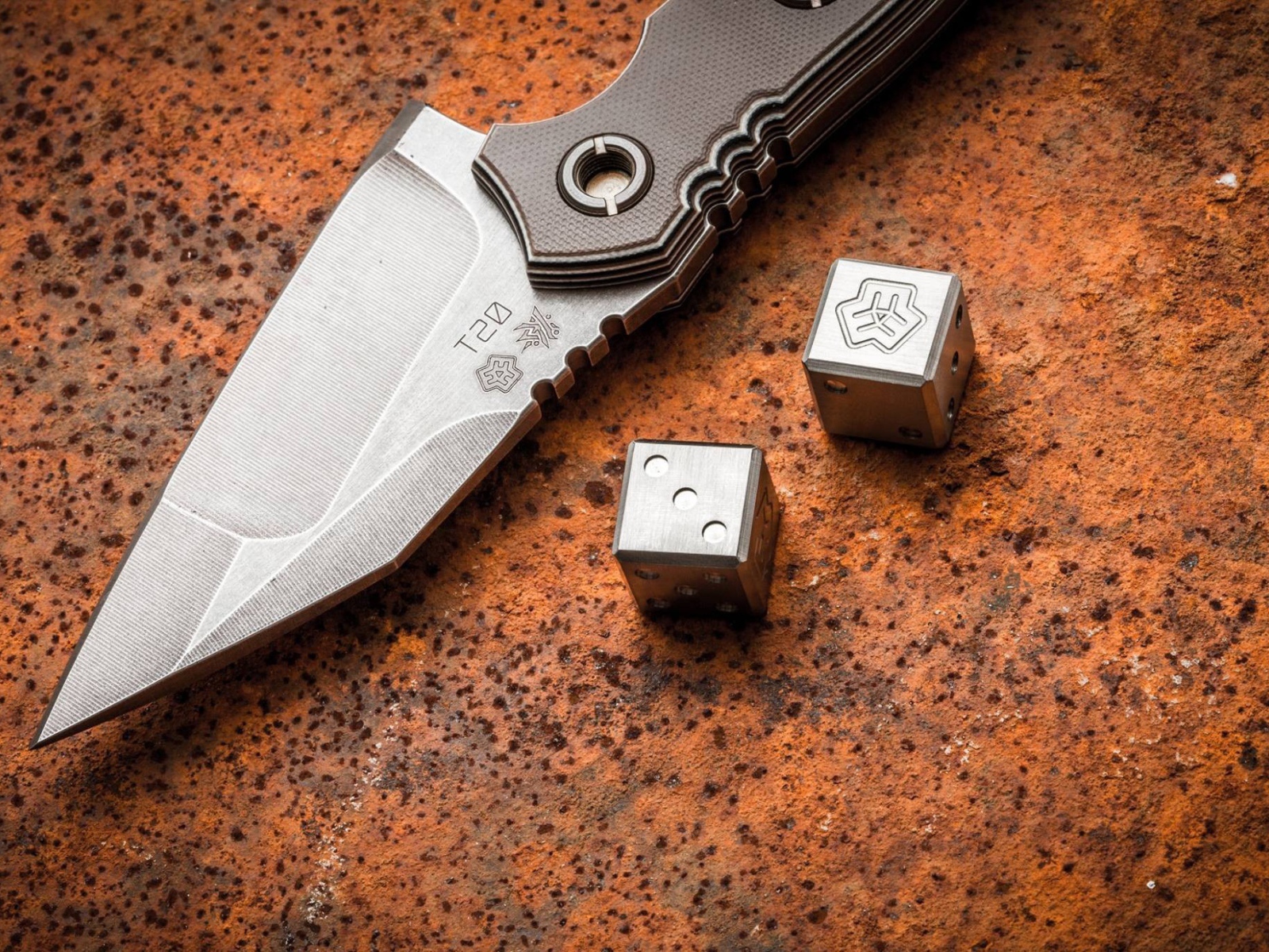 Нож и кубики для игры из металла