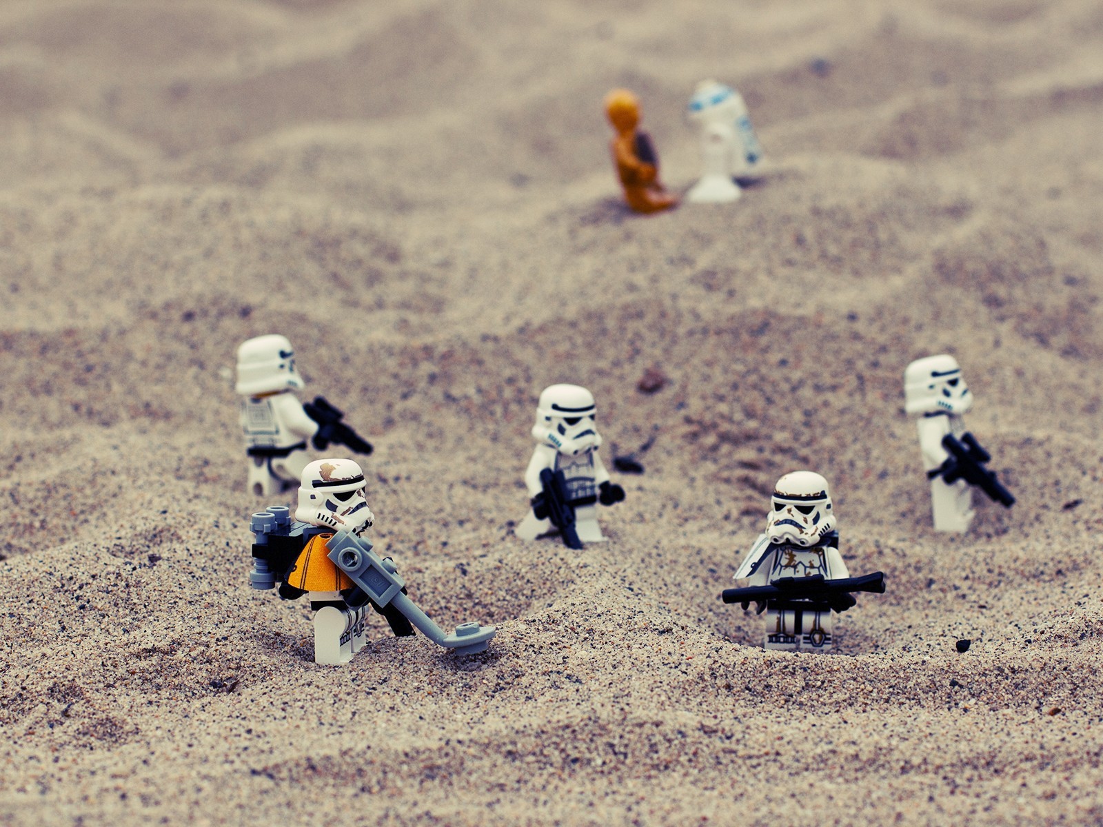 Фигурки ЛЕГО на песке