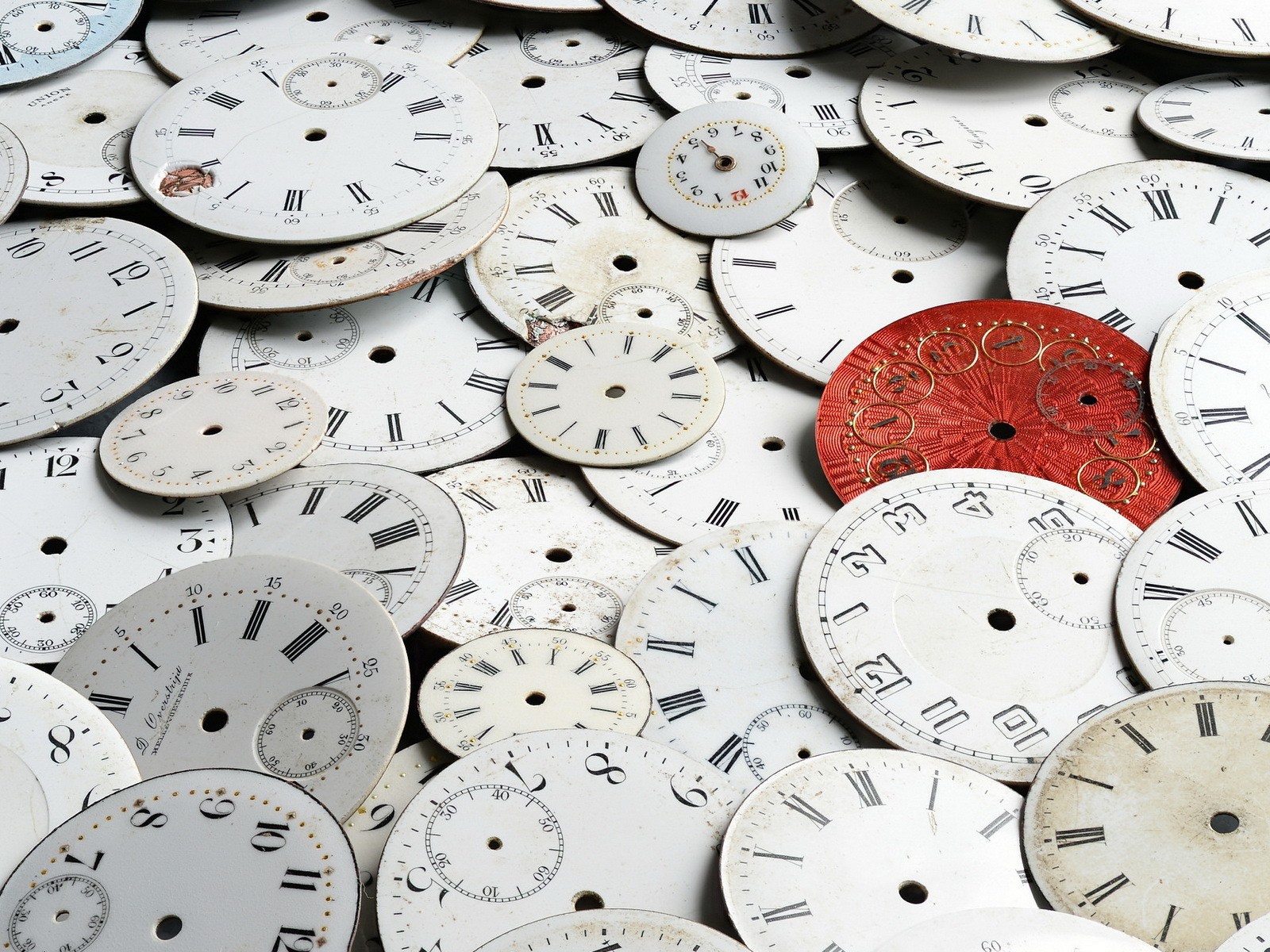 Много циферблатов для часов