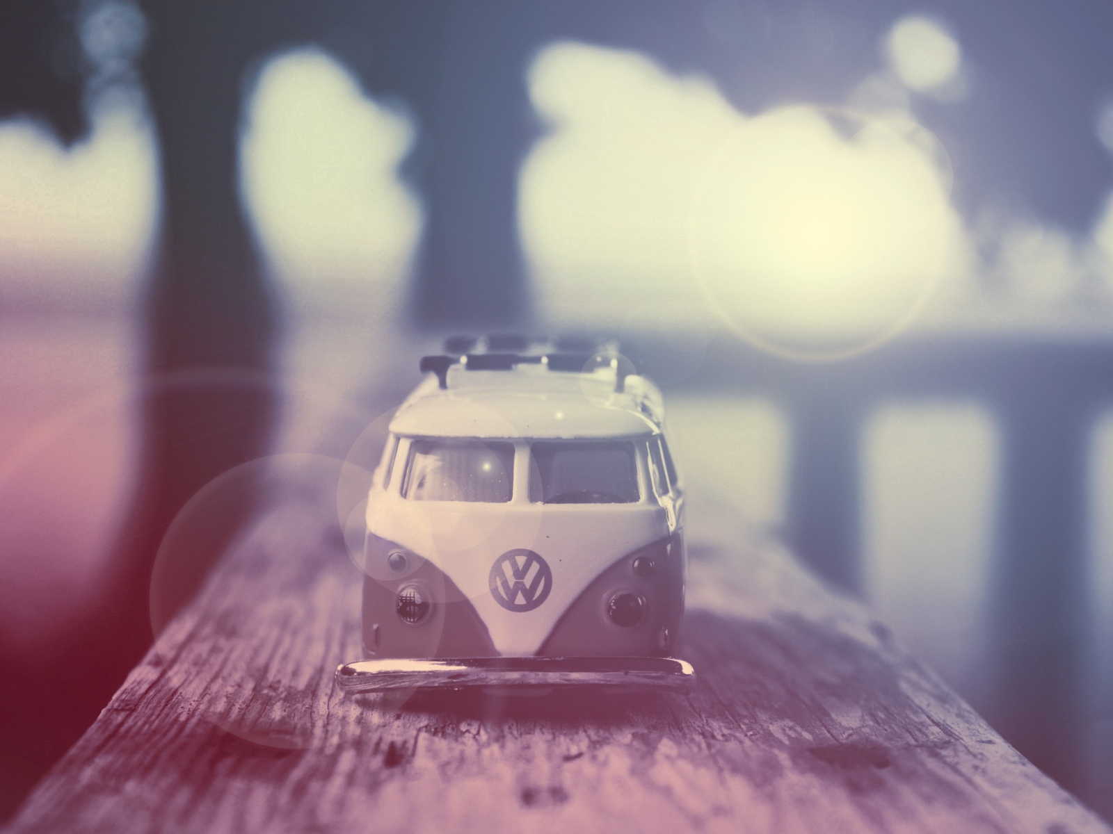 Модель старого автомобиля на доске