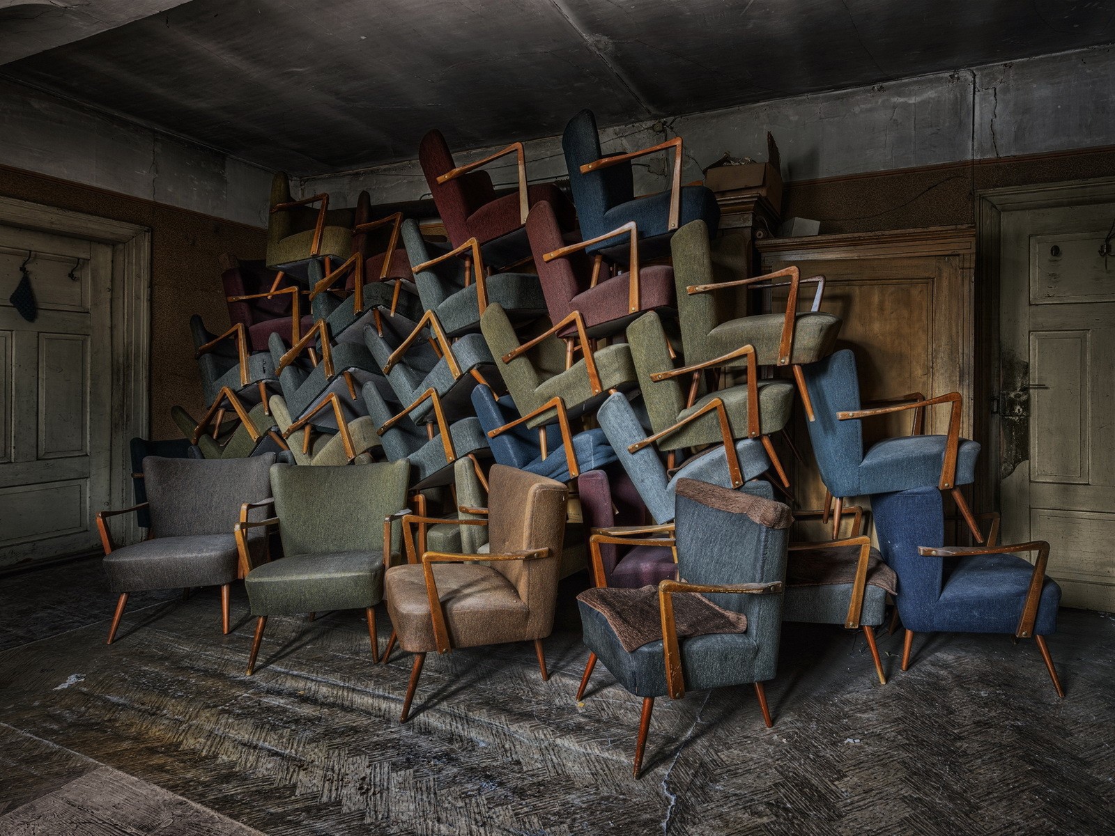 Гора старых кресел