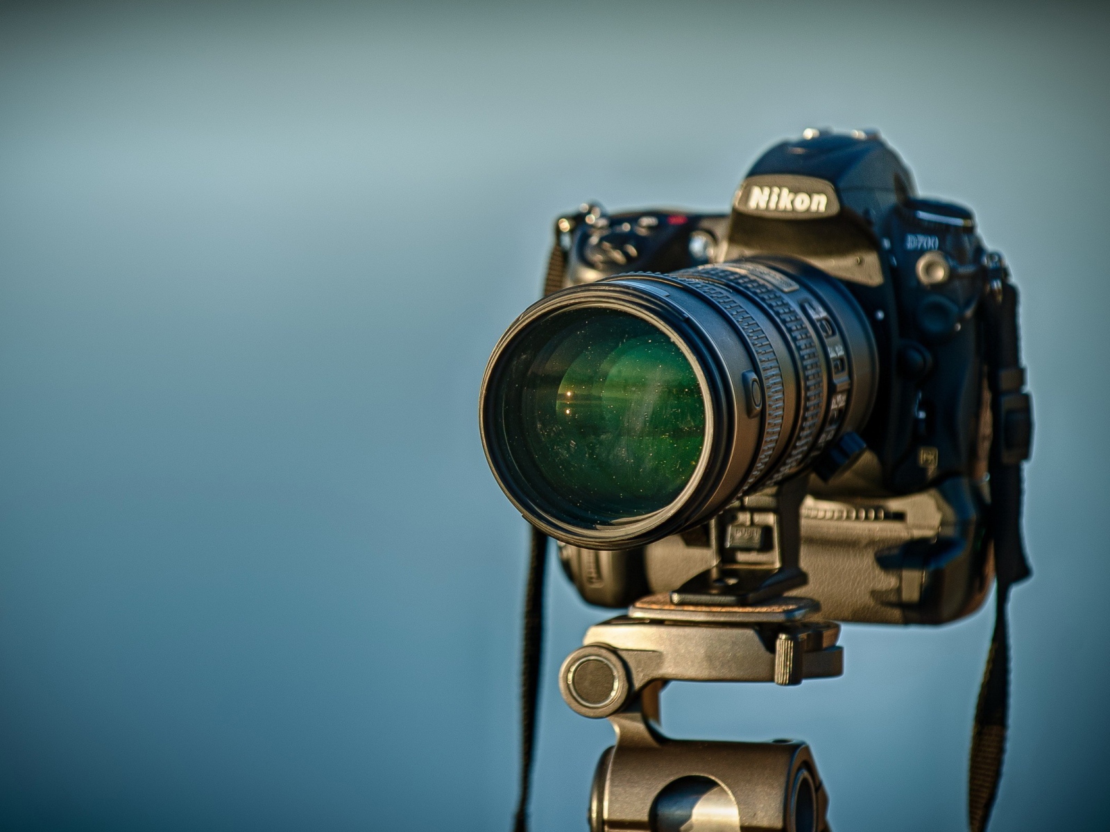 Фотоаппарат Nikon на треноге