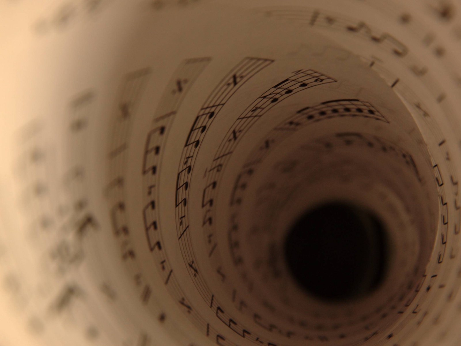 Ноты свернуты в трубку