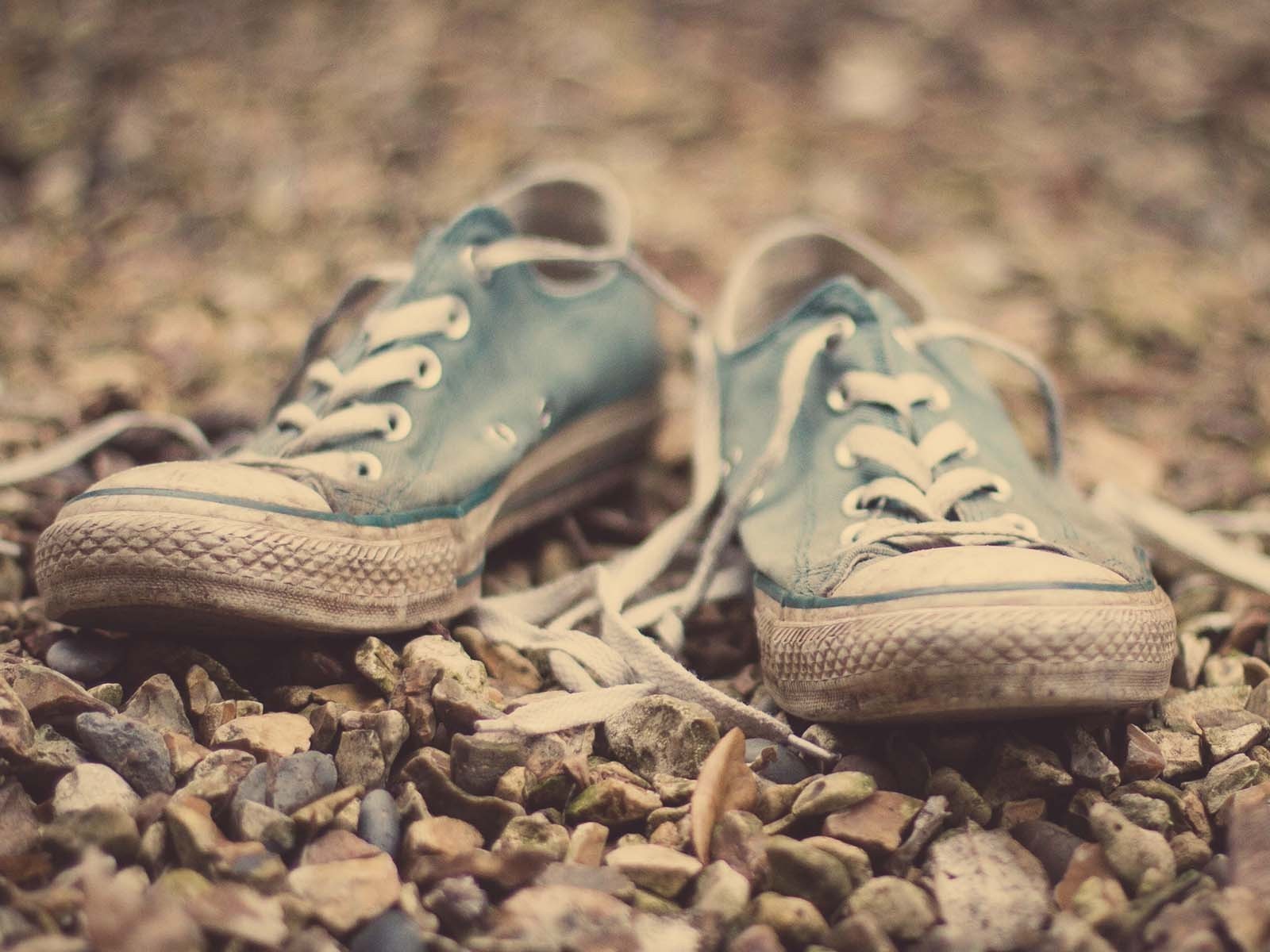 Старые кеды на гальке