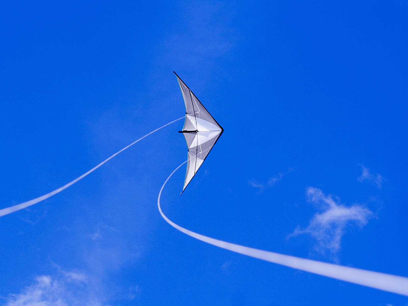 Бумажный самолет в синем небе
