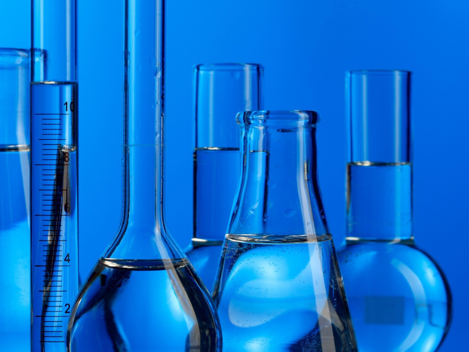 Реактивы в кабинете химии