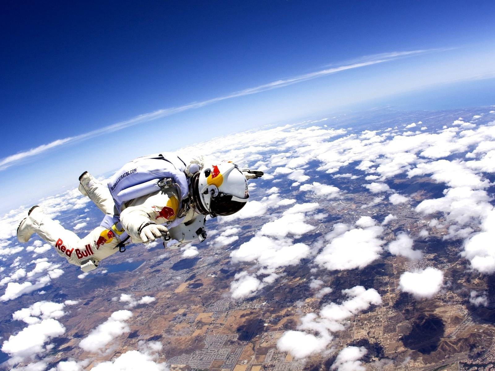 Стратонавт над облаками