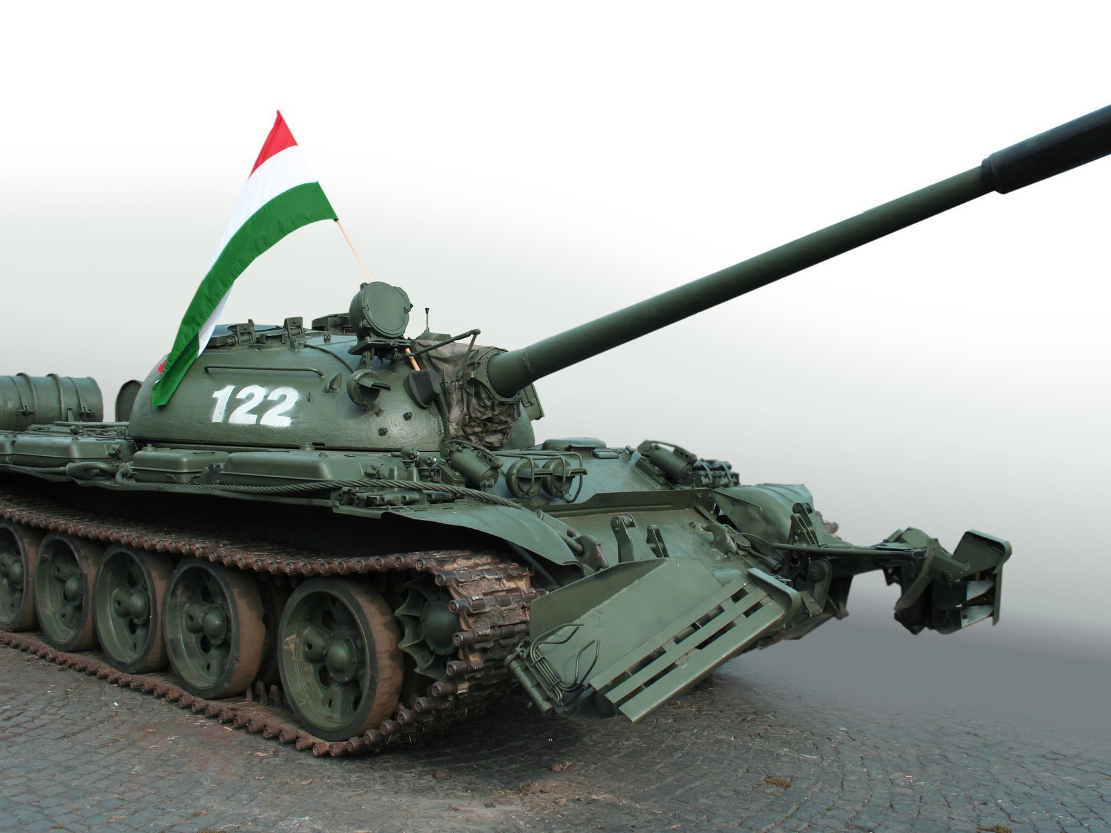 Танк с флагом на башне