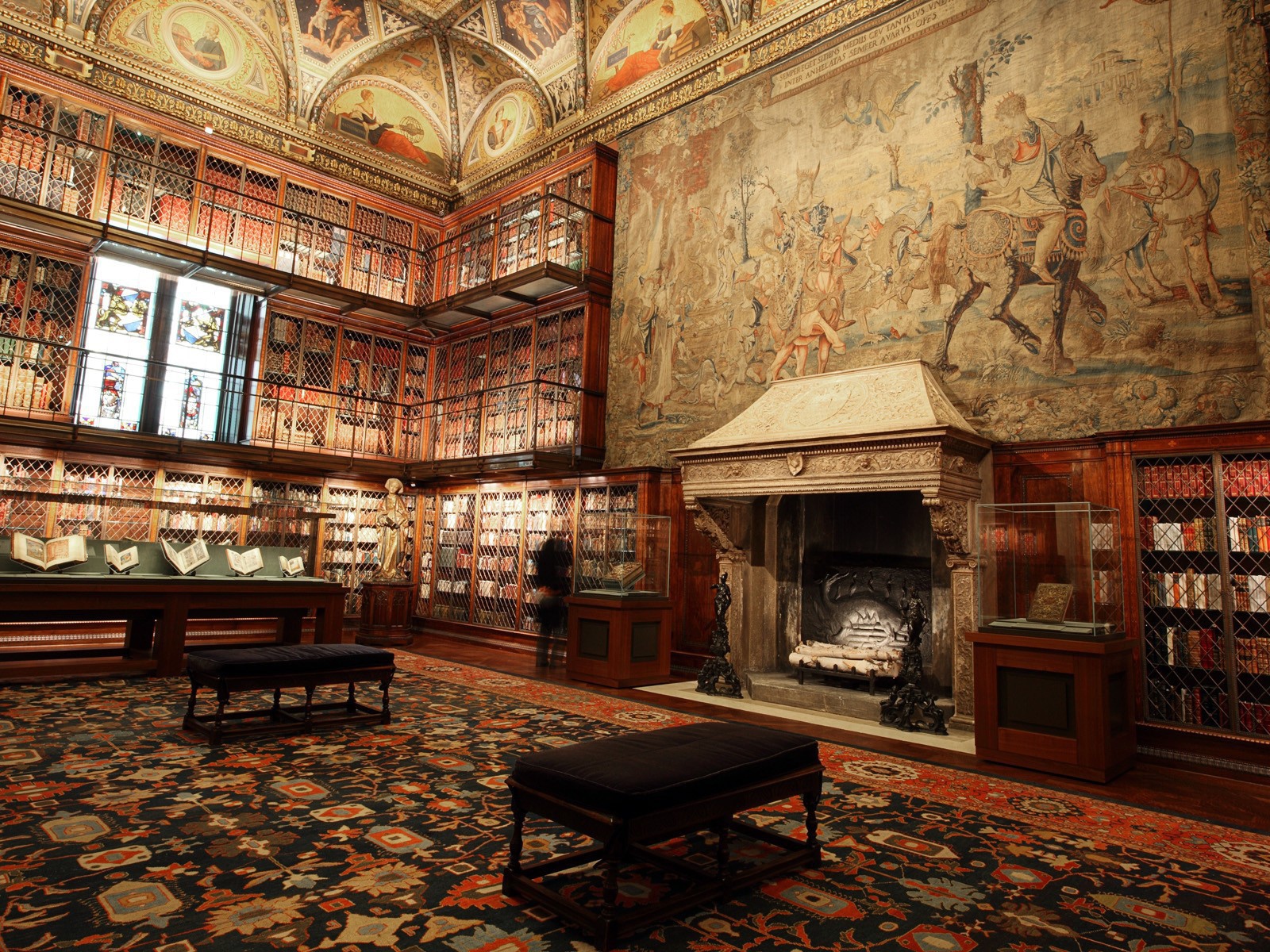 Гобелен над камином в библиотеке