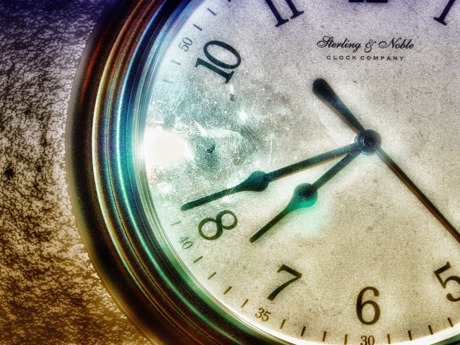 Стрелки часов на белом циферблате