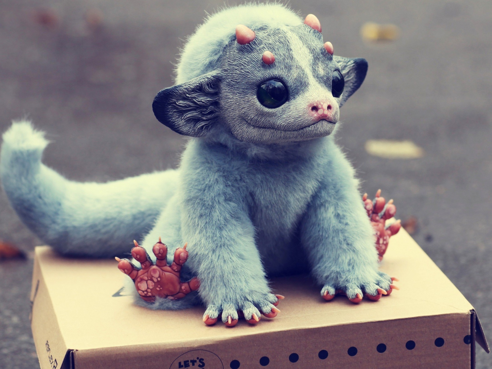 Игрушечный зверек на картонной коробке