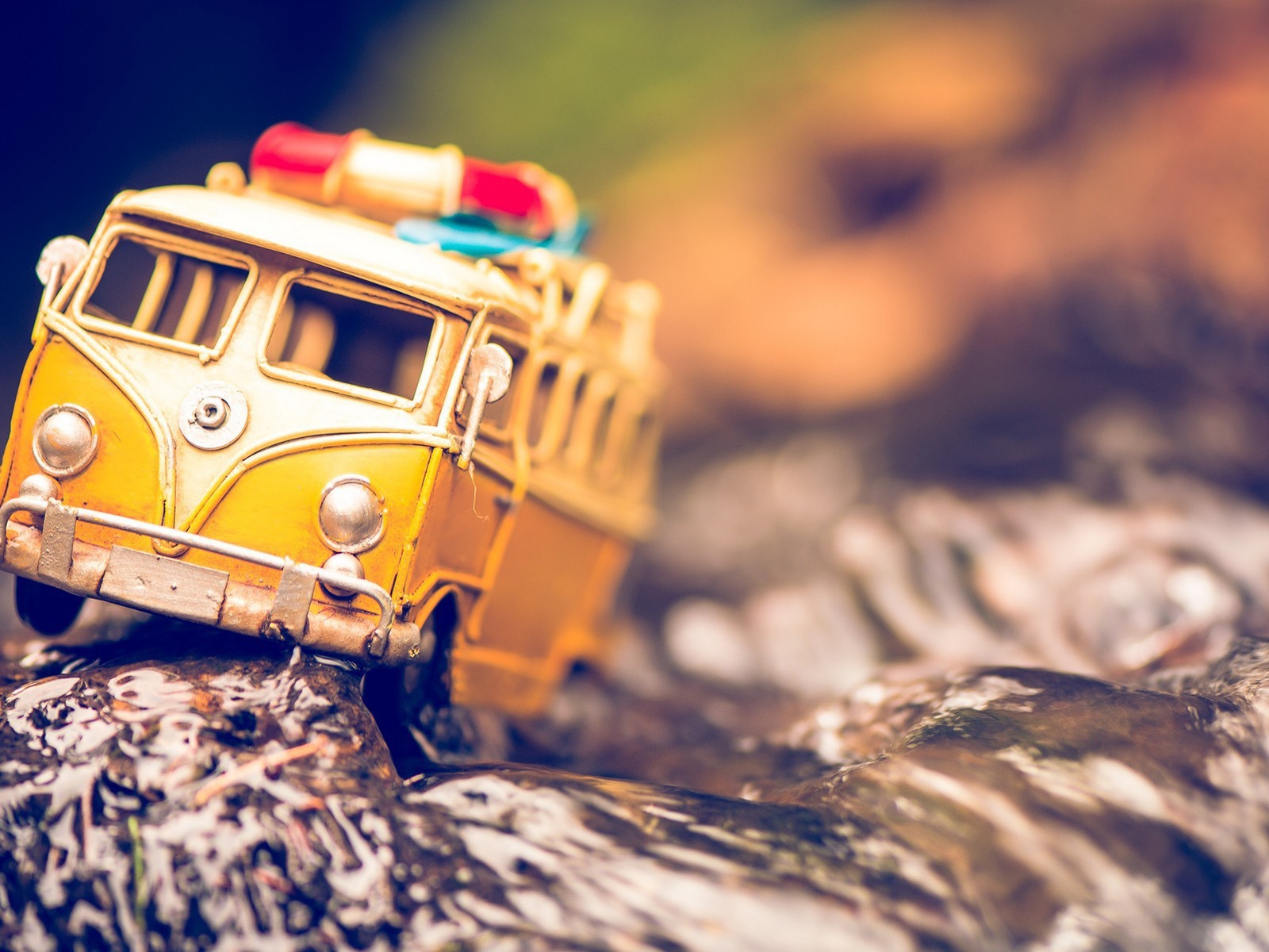 Игрушечная машина на фольге