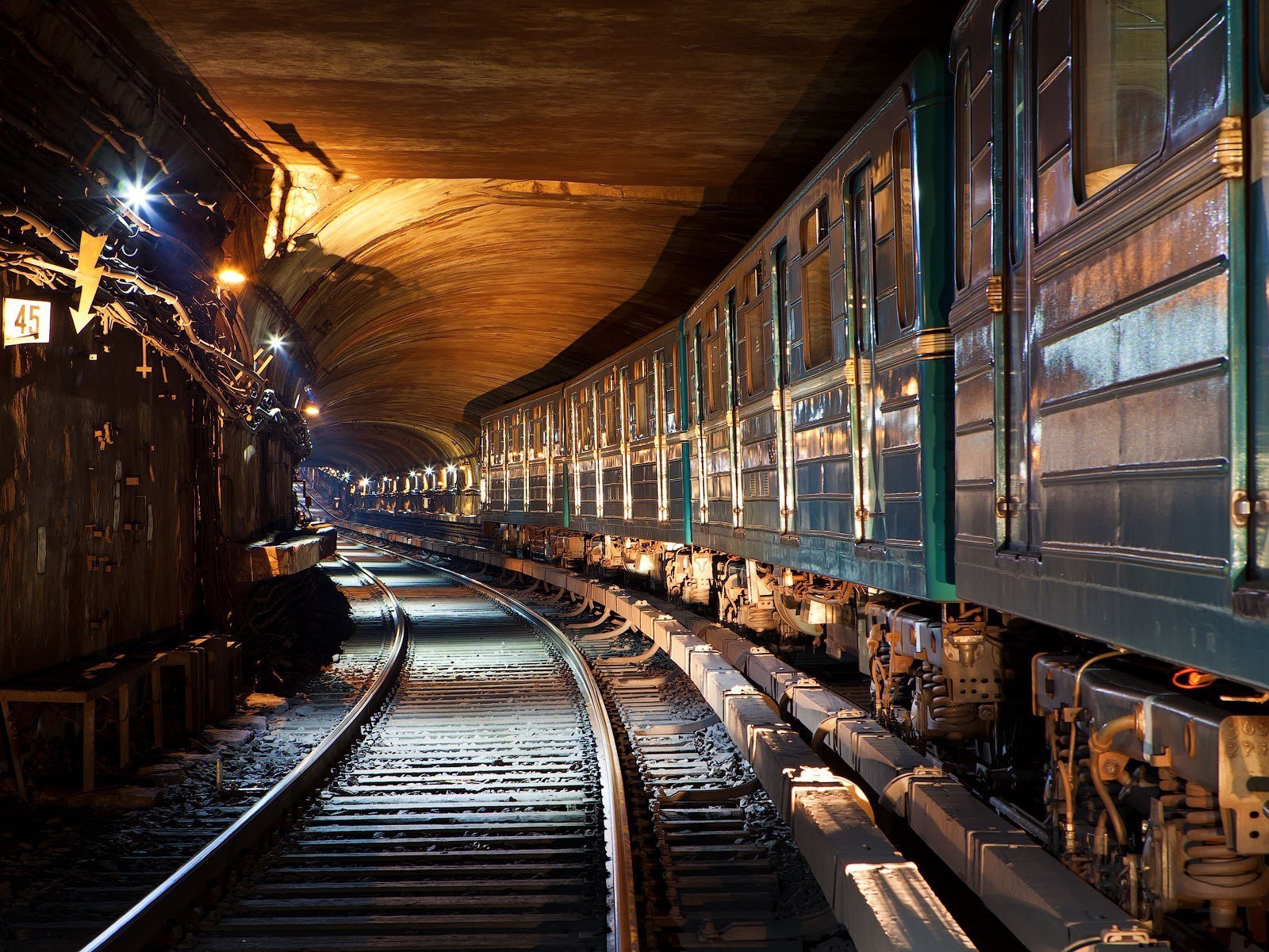 Поезда стоят в тоннеле метро