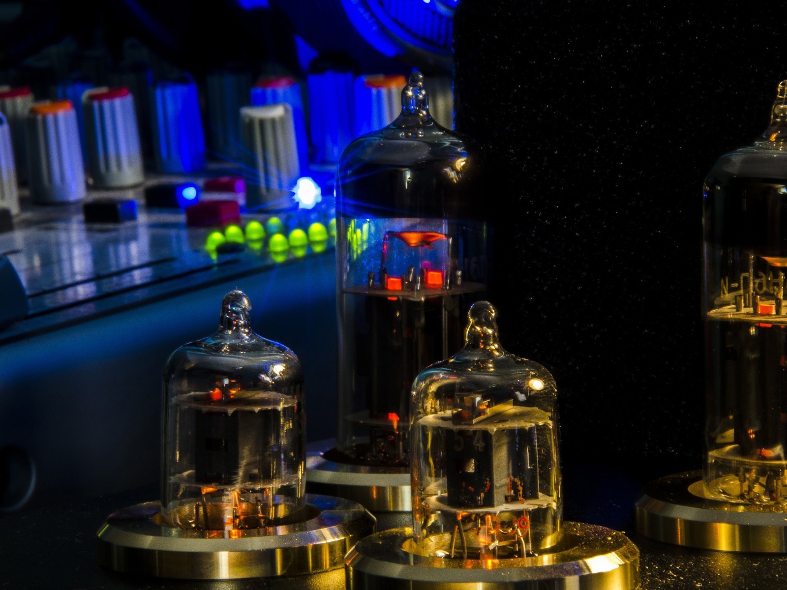 Вакуумные лампы от старых микросхем