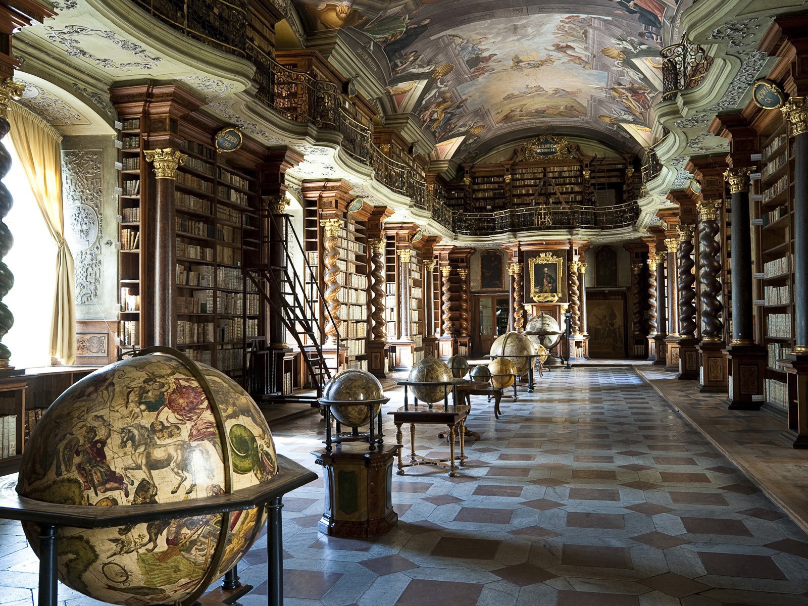 Старинные глобусы в библиотеке