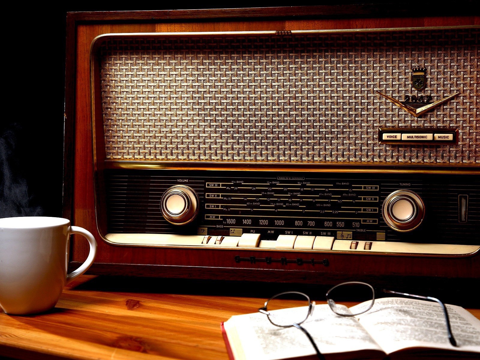 Старинный радиоприемник и книга