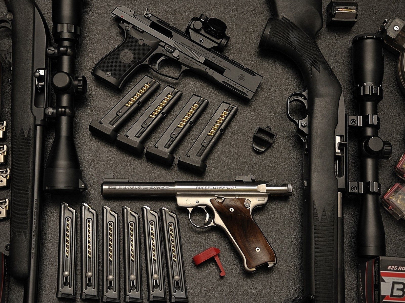 Оружие и боеприпасы на столе