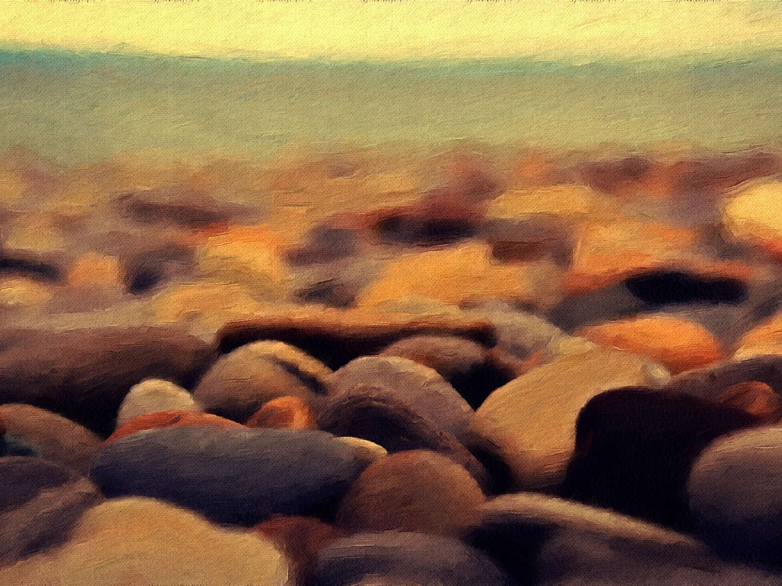 Нарисованная галька на берегу моря