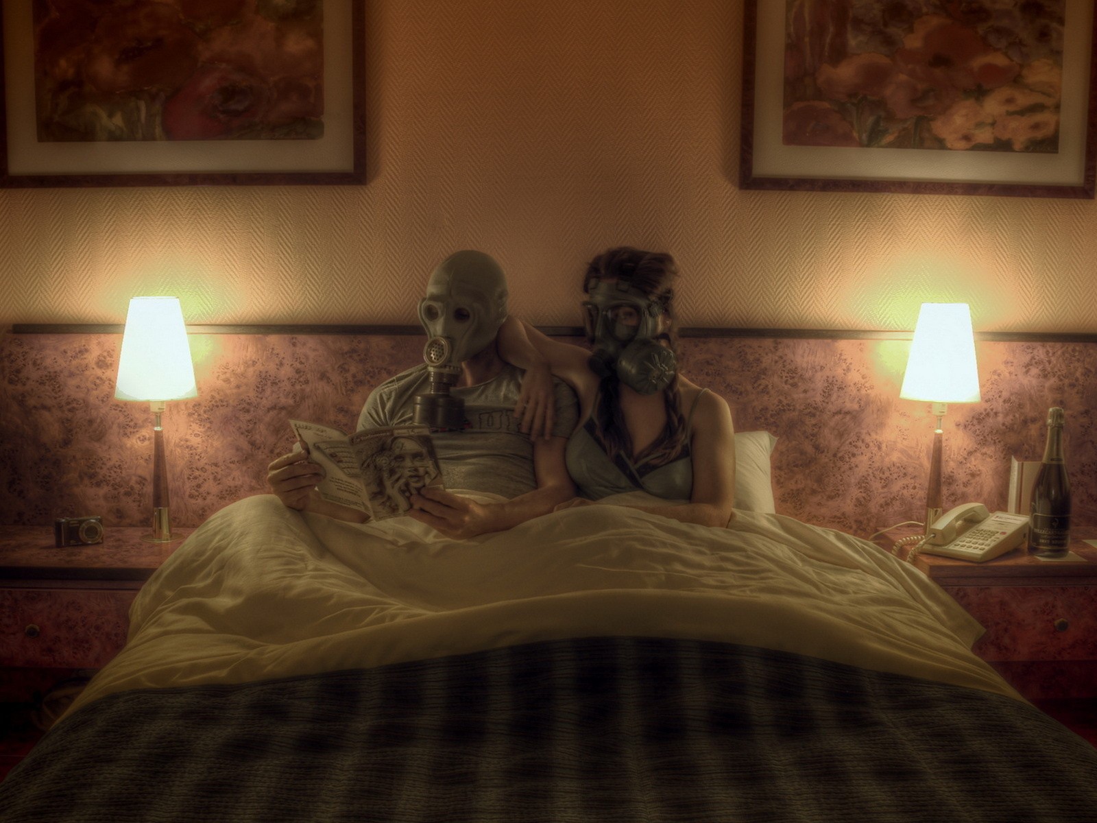 Семейная пара лежит в кровати в масках