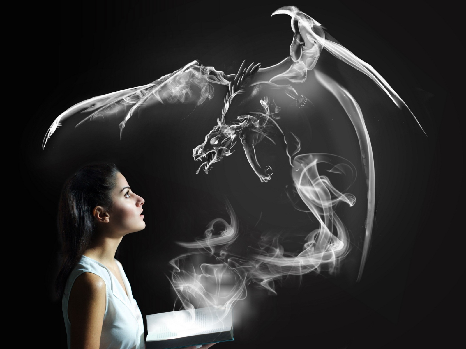 Дракон из дыма перед девушкой