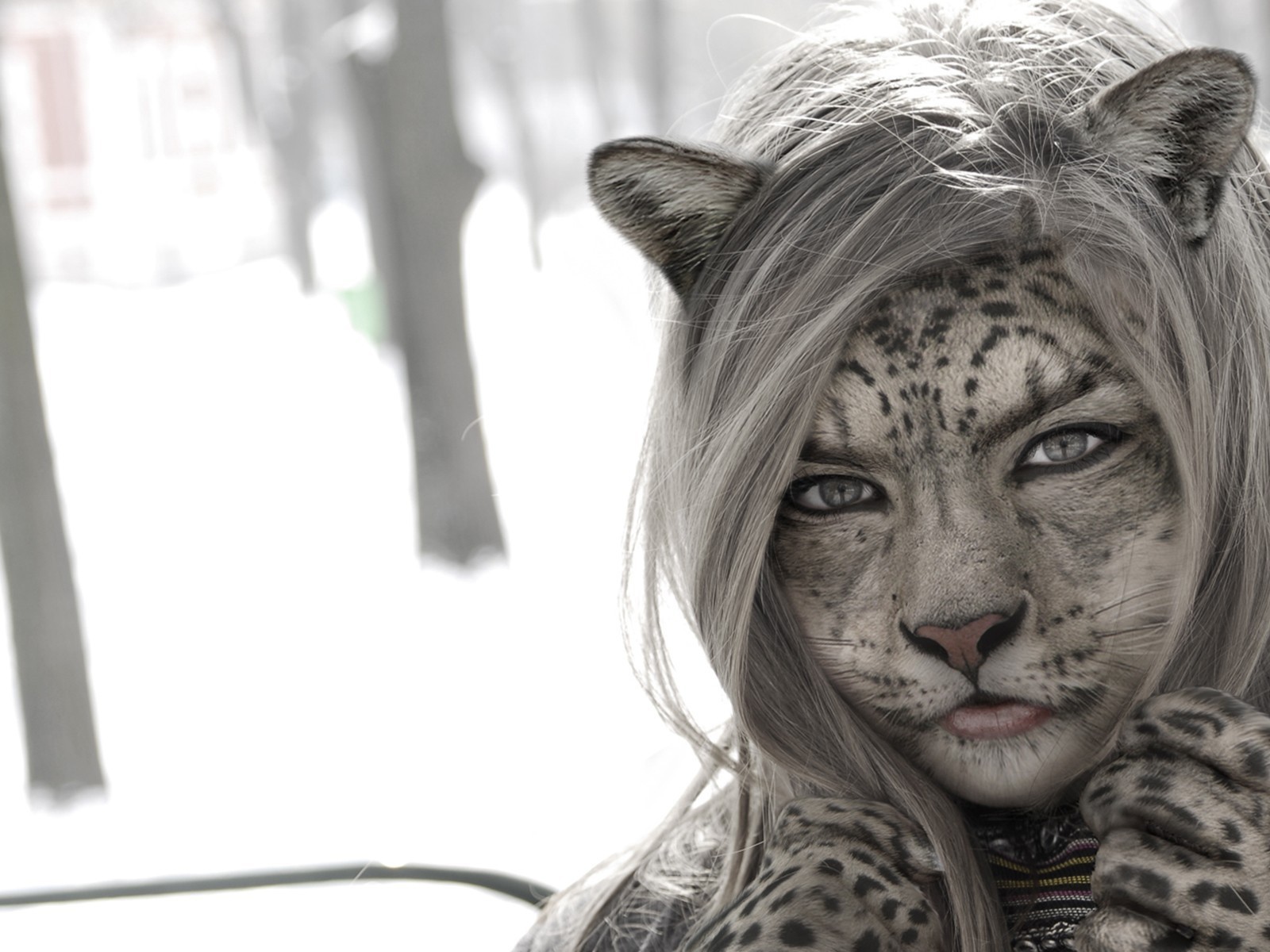 Девушка кошка на фоне снега