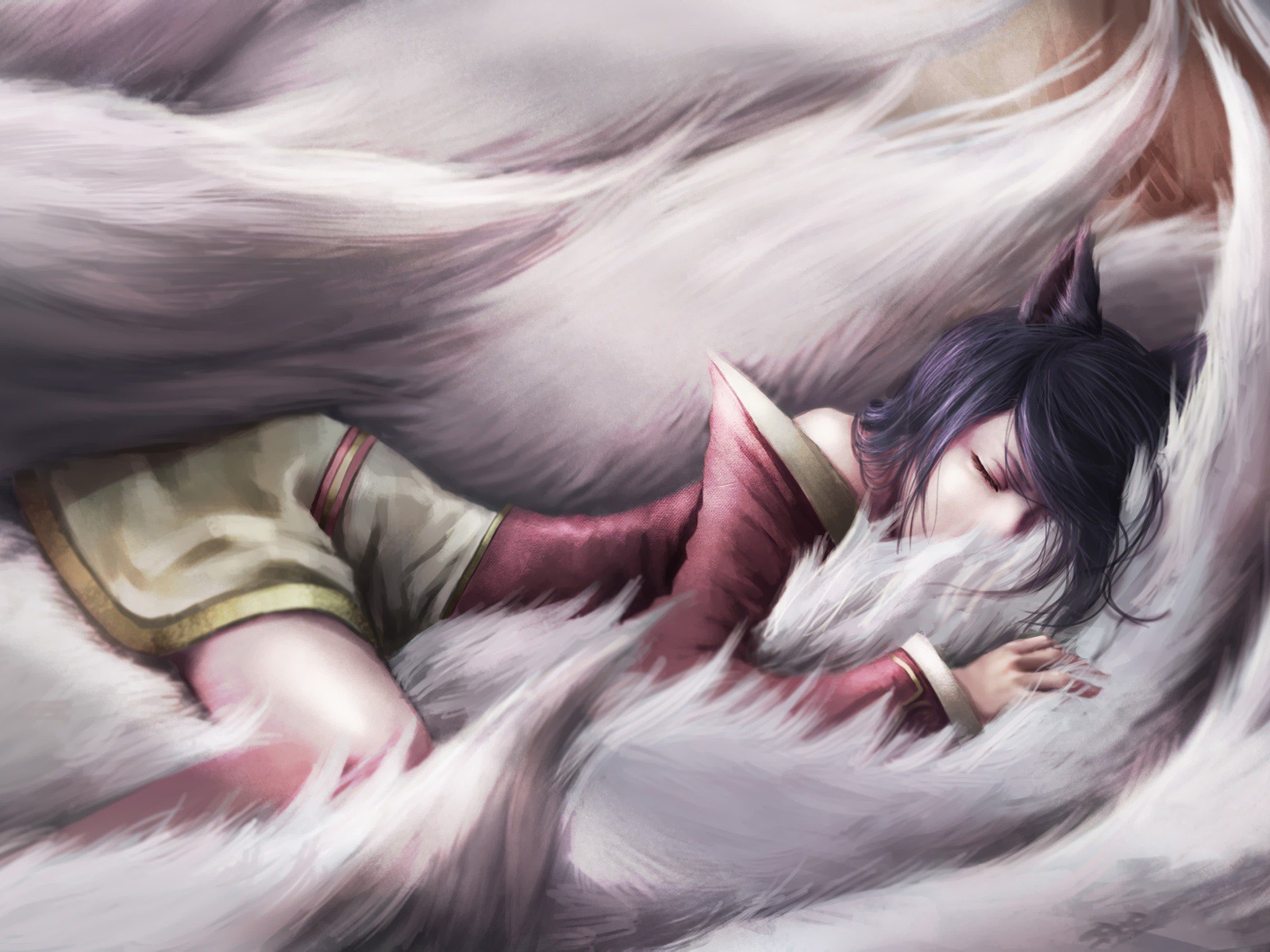 Девушка спит среди белого меха