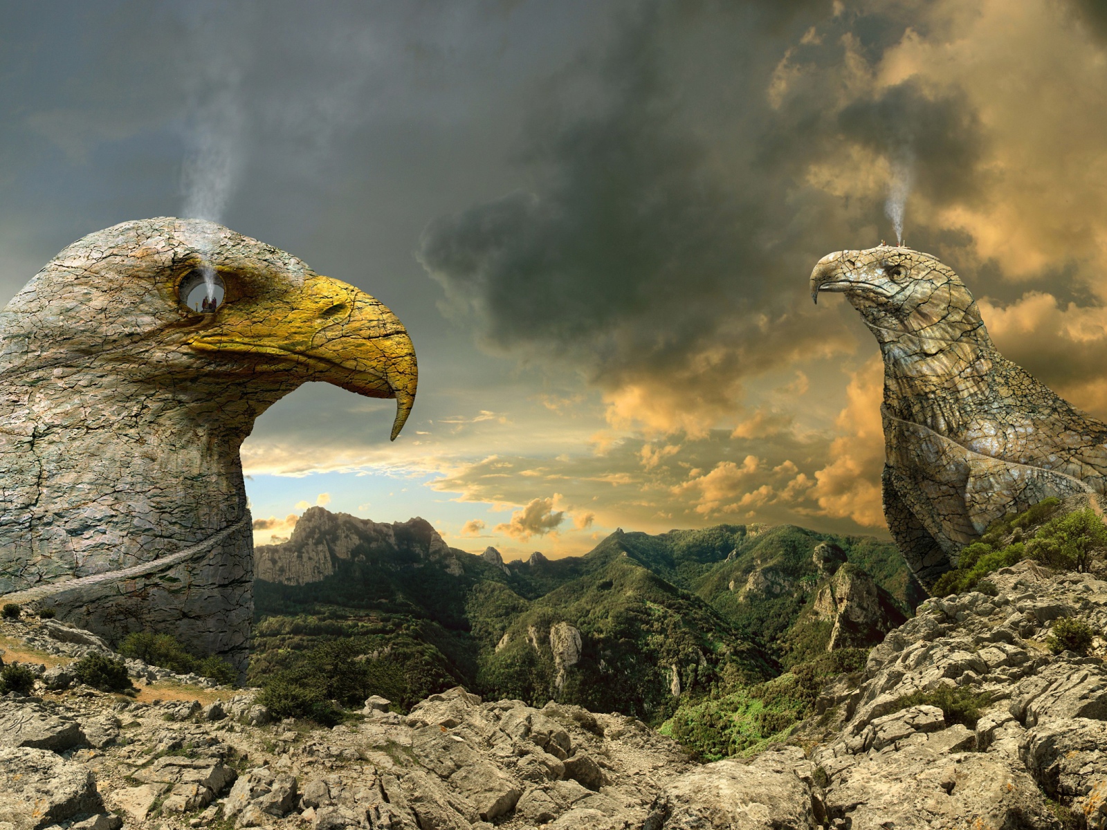 Статуи орлов из камня