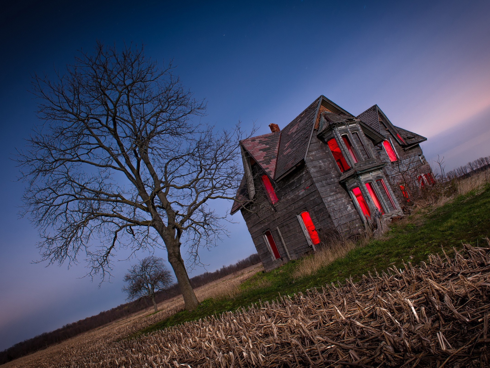 Красное свечение внутри заброшенного дома
