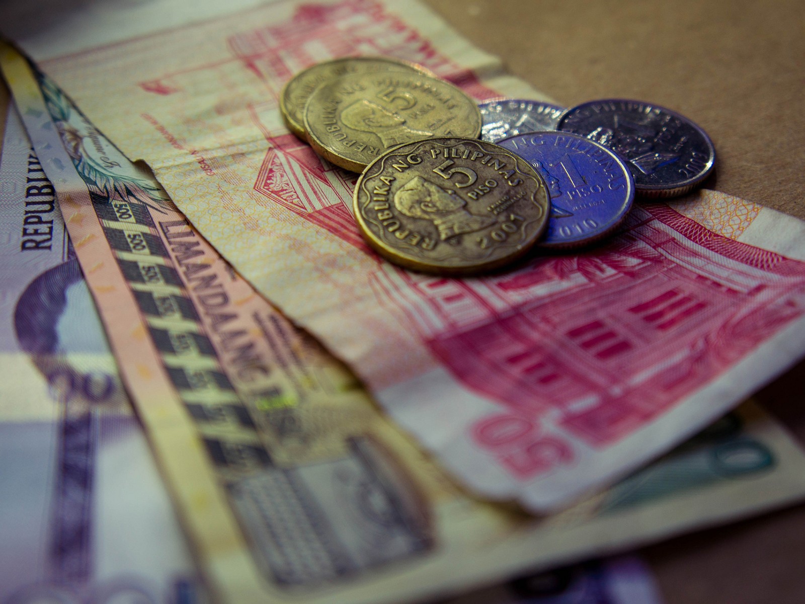 Банкноты и монеты республики Филиппины