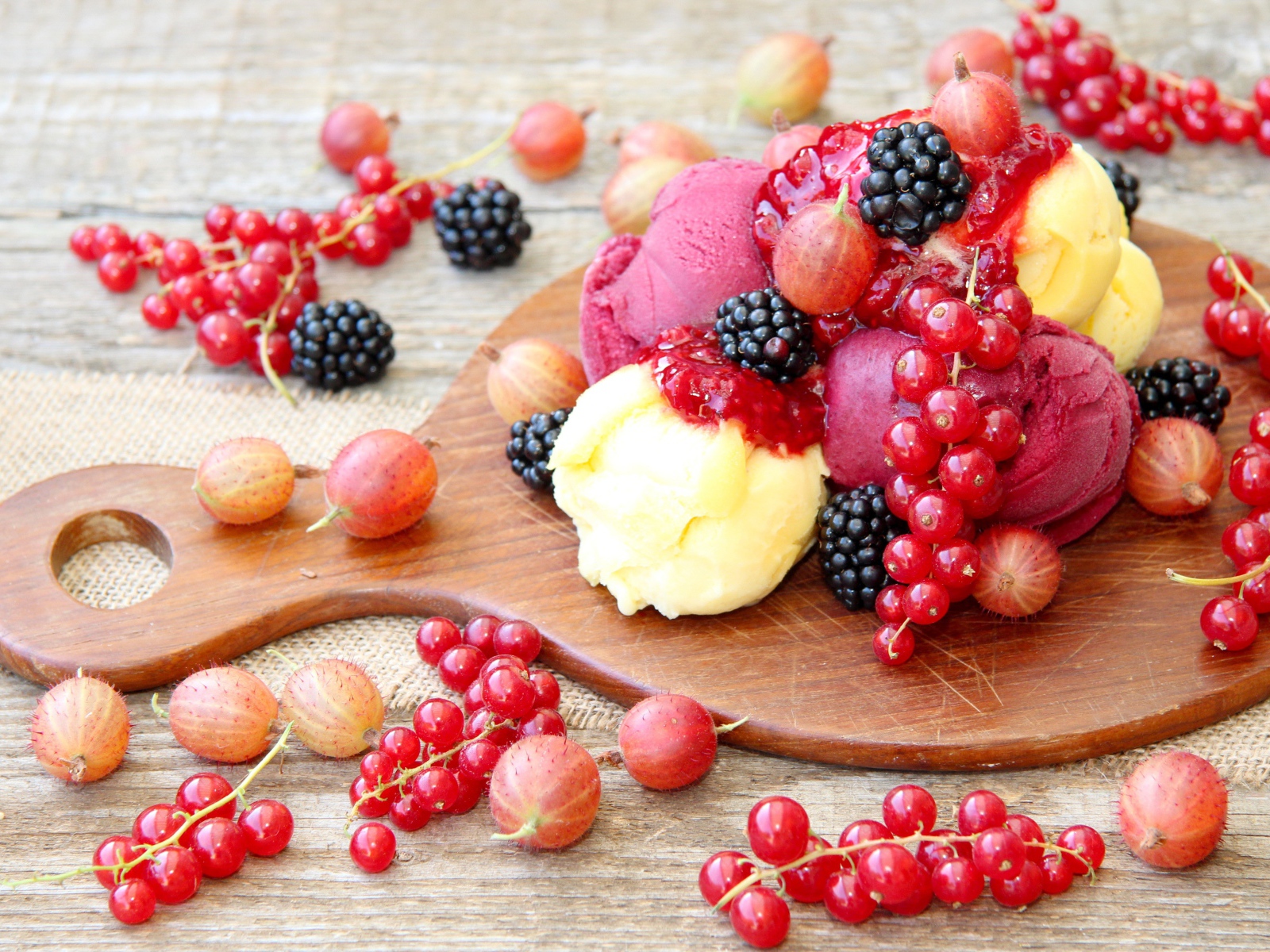 Мороженое и ягоды на разделочной доске