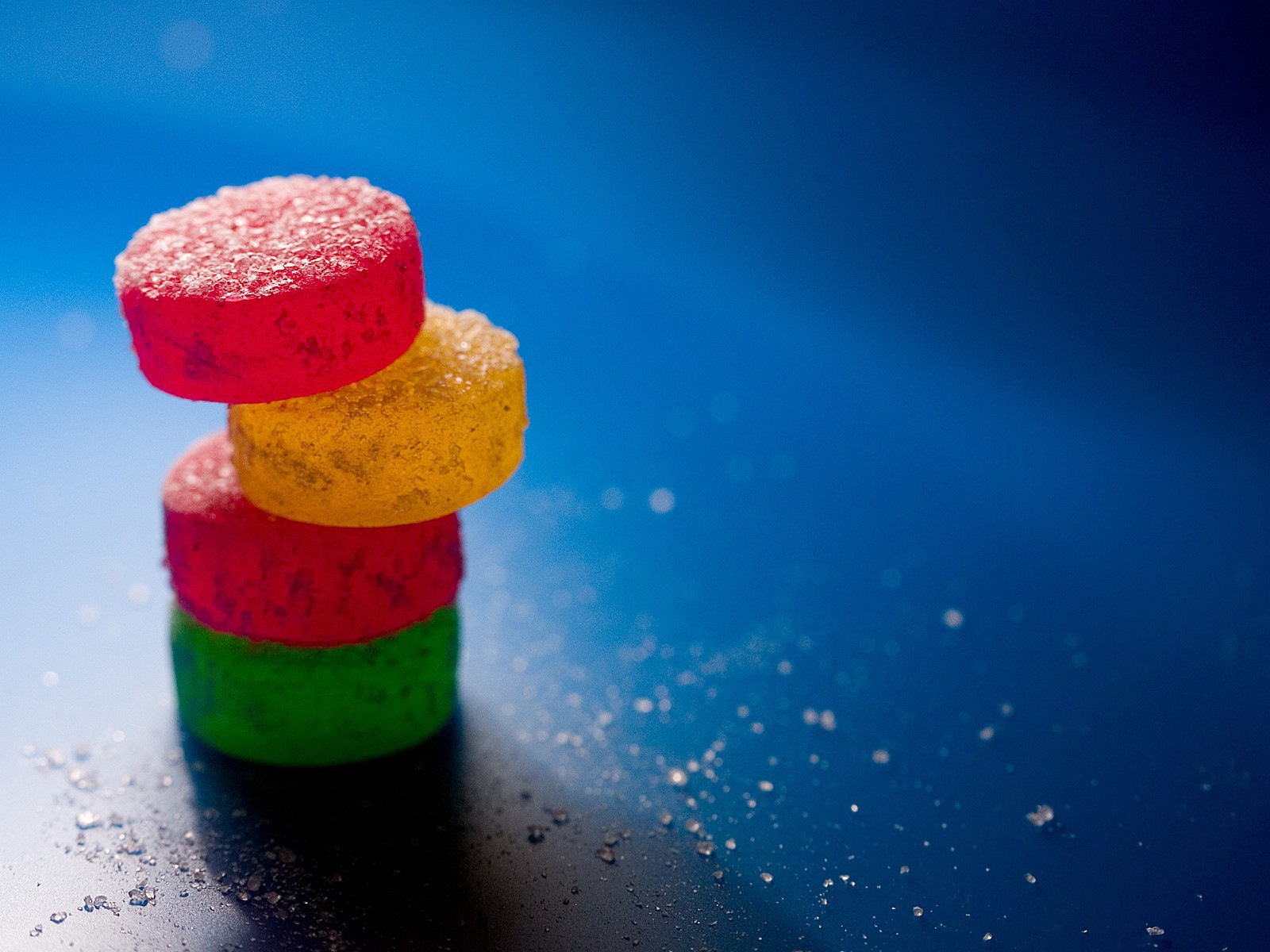 Стопка мармелада на голубой поверхности