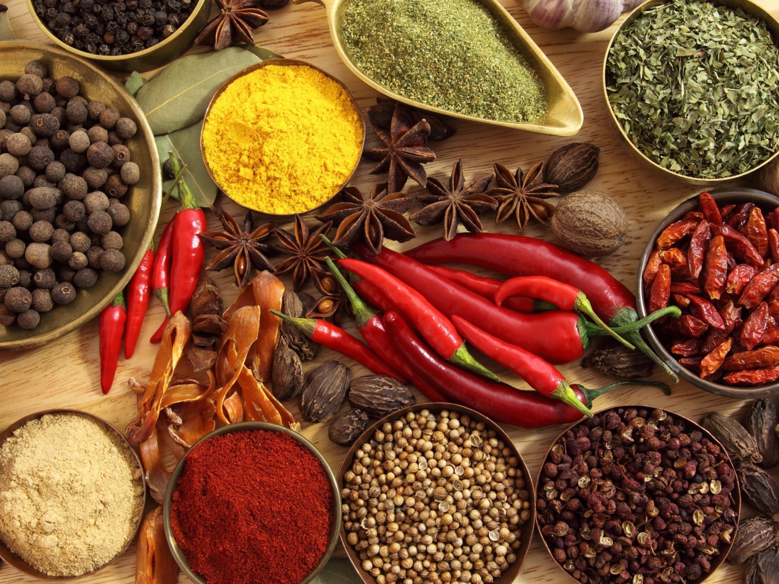 Разнообразие специй на столе