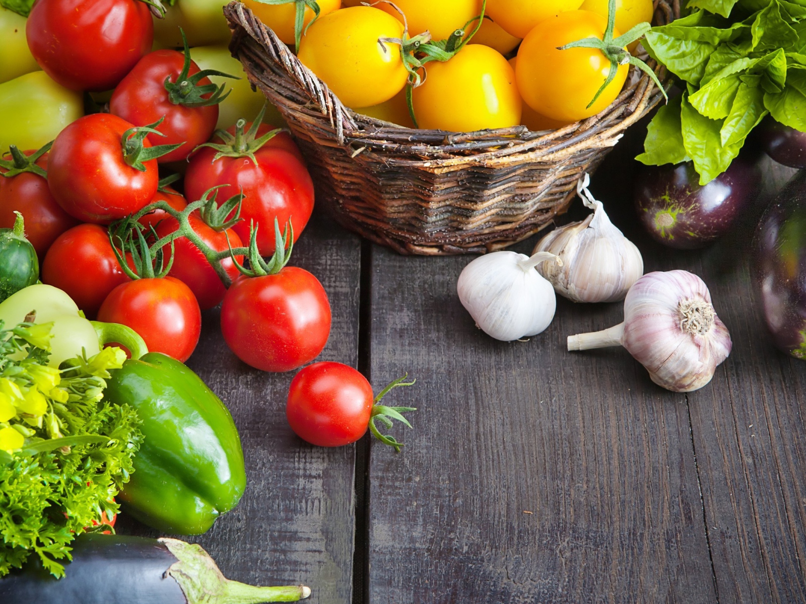 Овощи на деревянном столе