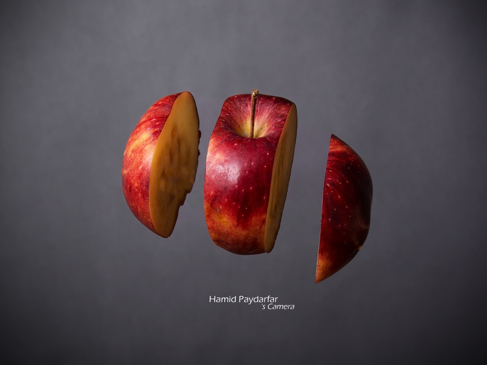 Яблоко разрезано на три части