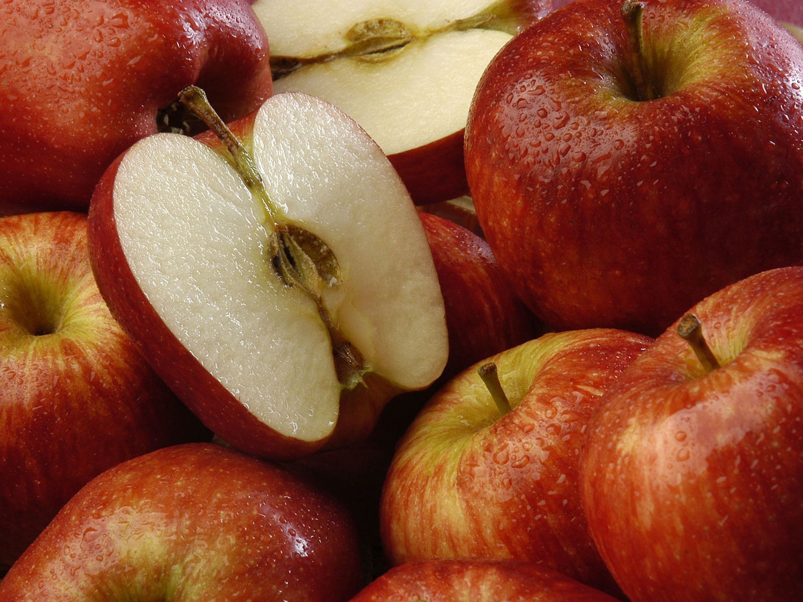 Влага на красных яблоках