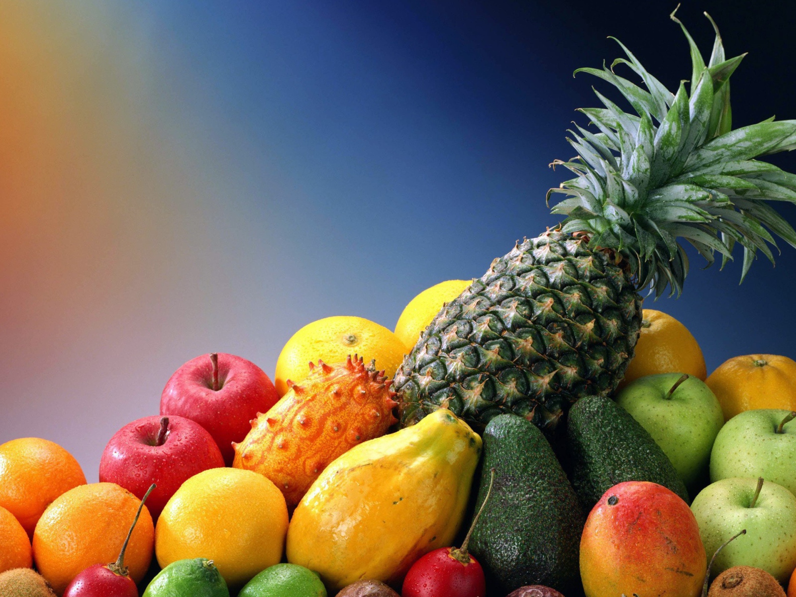 Гора фруктов с ананасом на вершине