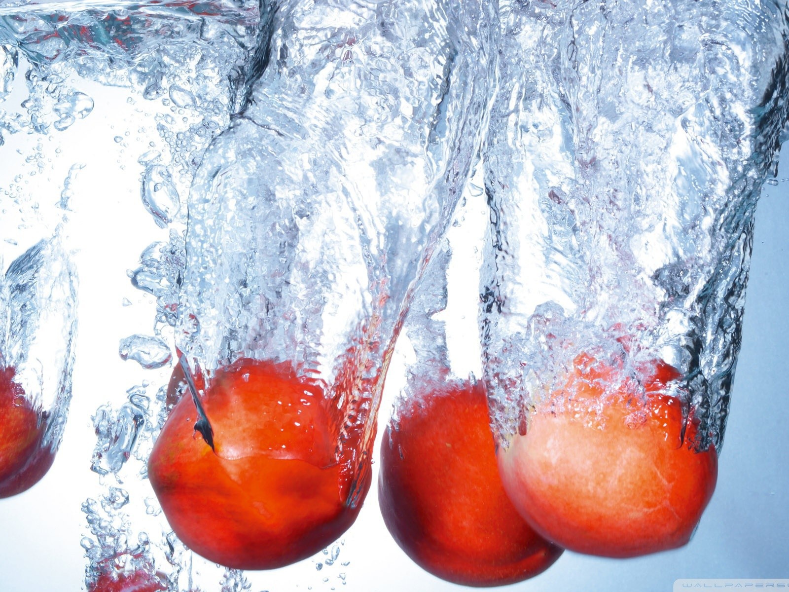 Спелые персики в воде