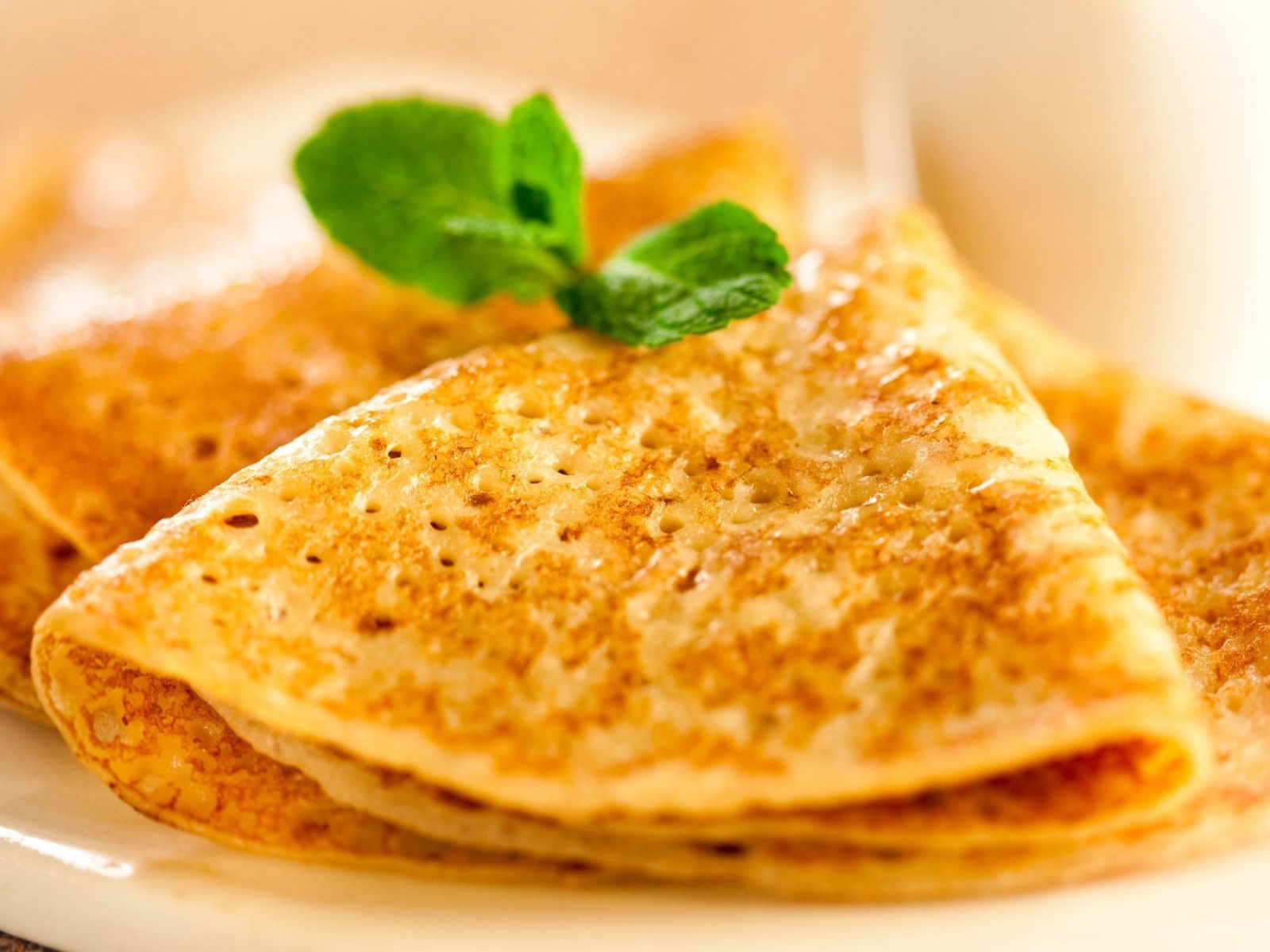 Листик мяты украшает блинчики
