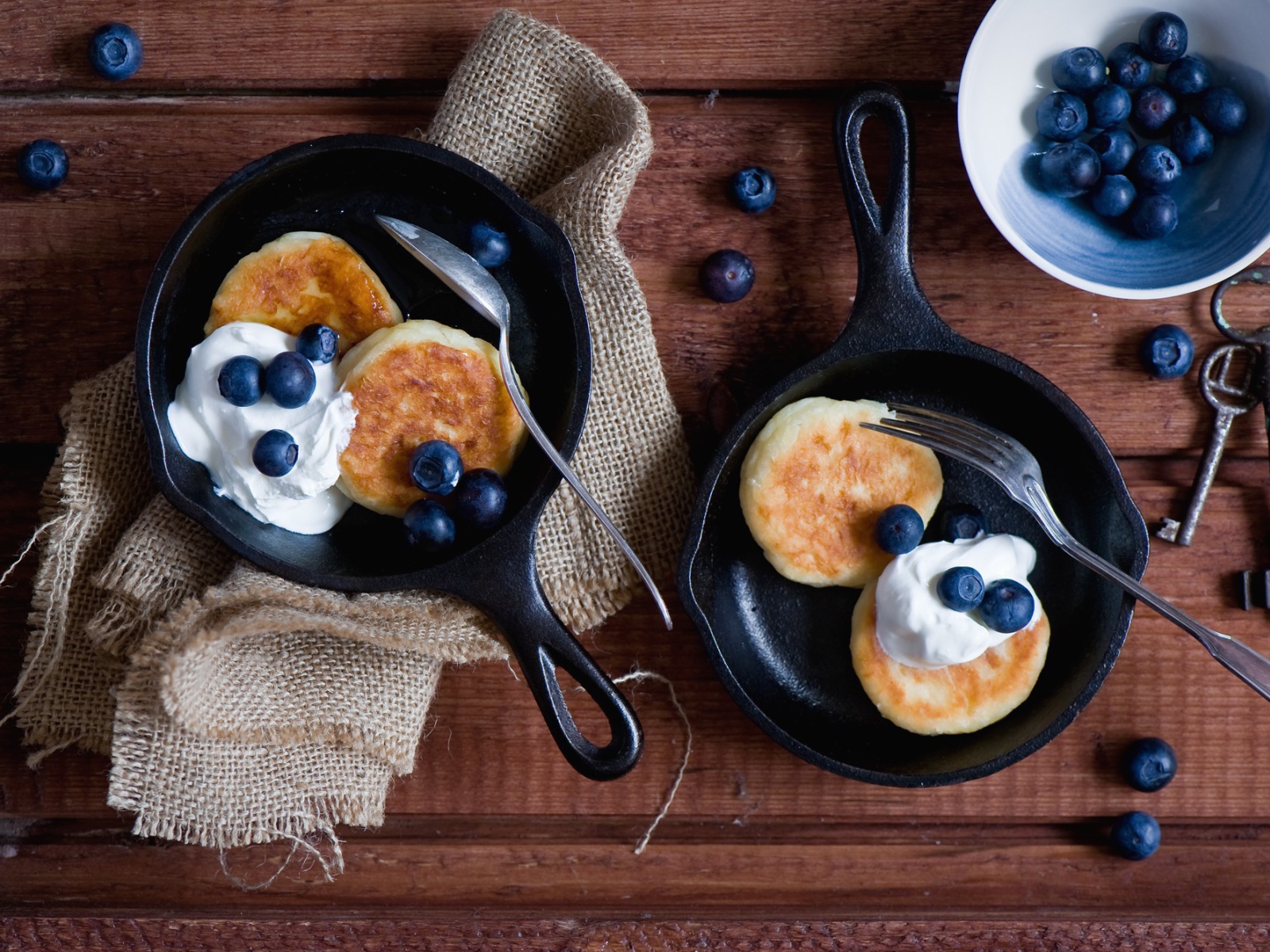Оладьи с кремом и черникой