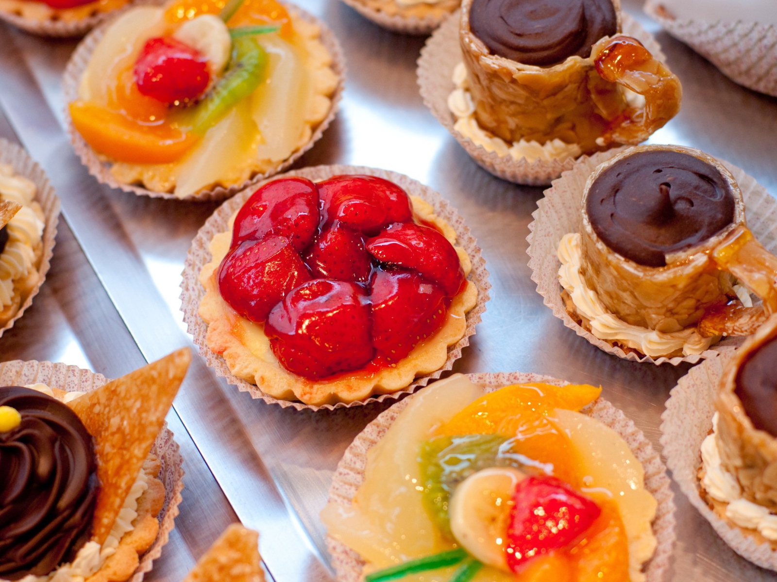 Выбор десертов на столе